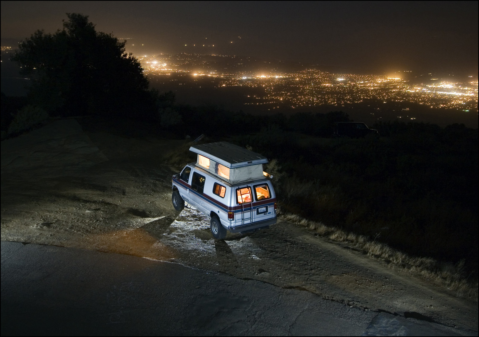 krajina, noc, Příroda, auto, odraz, nebe, vozidlo, silnice, večer, kosmická loď, přistání, doprava, UFO, dodávka, řidičský, půlnoc, světlo, Terén, tma, stroboskop, strobist, táborník, Atmosféra Země, automobilového designu, automobilový exteriér, kompaktní vůz, motorové vozidlo, druh dopravy, shromažďovací, Mistrovství světa rally, sportovní užitkové vozidlo, off road, terénní vozidlo, mimozemšťan, jev, přehlédnout, Santa Barbara, vyskakovat, mimozemský