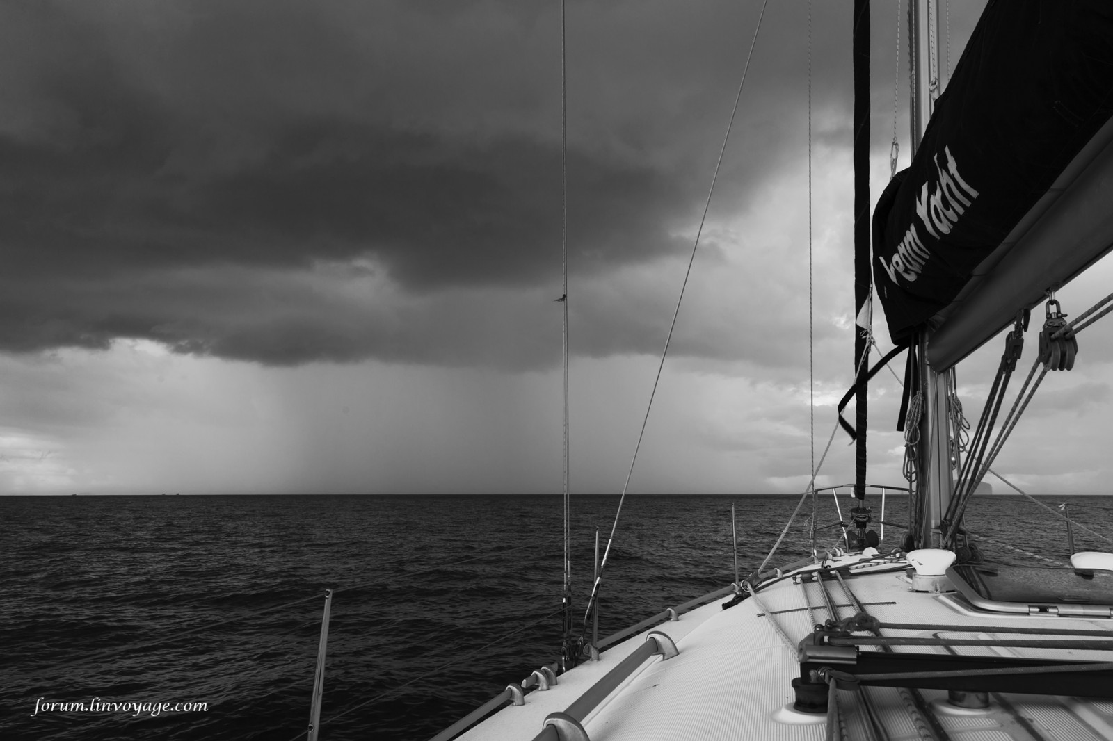 båd, sejlskib, monokrom, solnedgang, hav, vand, himmel, køretøj, regn, ø, yacht, Thailand, sejlads, Sky, udendørs, ocean, sejlbåd, fartøjer, mast, phuketian, sejle, phuketphotographernet, forumlinvoyagecom, httpforumlinvoyagecom, sort og hvid, monokrom fotografering