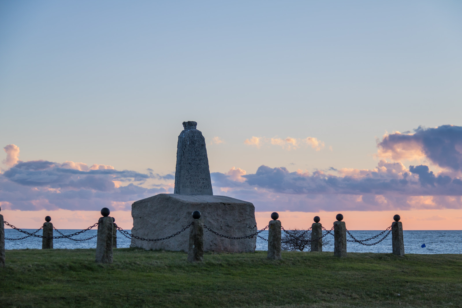 solnedgang, hav, bakke, klippe, himmel, strand, aften, morgen, tårn, kyst, fyrtårn, horisont, skumring, monument, Sky, bjerg, daggry, ocean, hav, Trelleborg, Golfklubben, stavstensmonumentet, landdistrikt