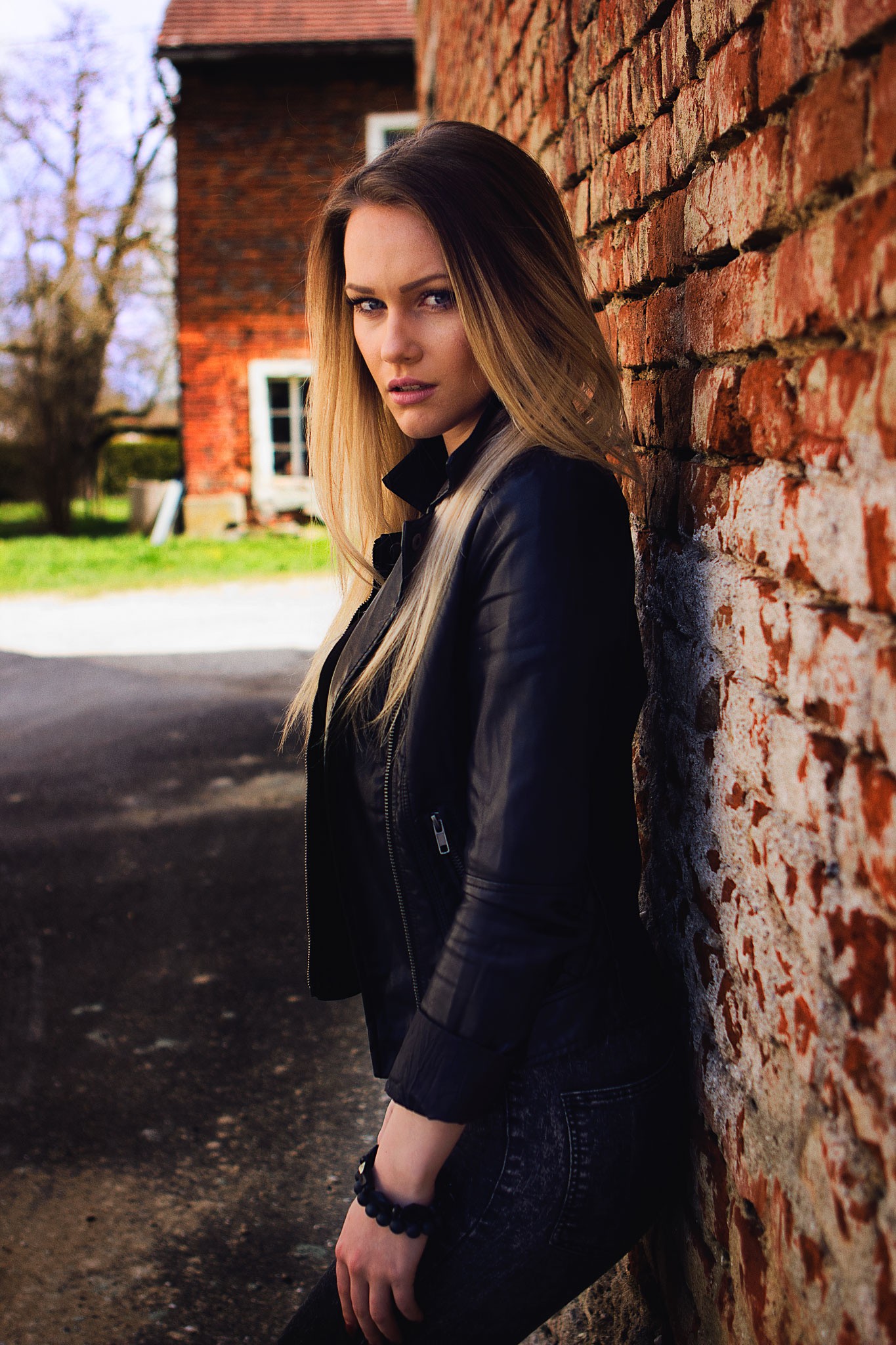 ženy, model, portrét, blondýnka, oči, nohy, fotografování, šaty, bunda, móda, srst, kůže, jaro, oblečení, dívka, krása, dáma, textil, portrétní fotografie, focení, svrchní oděvy