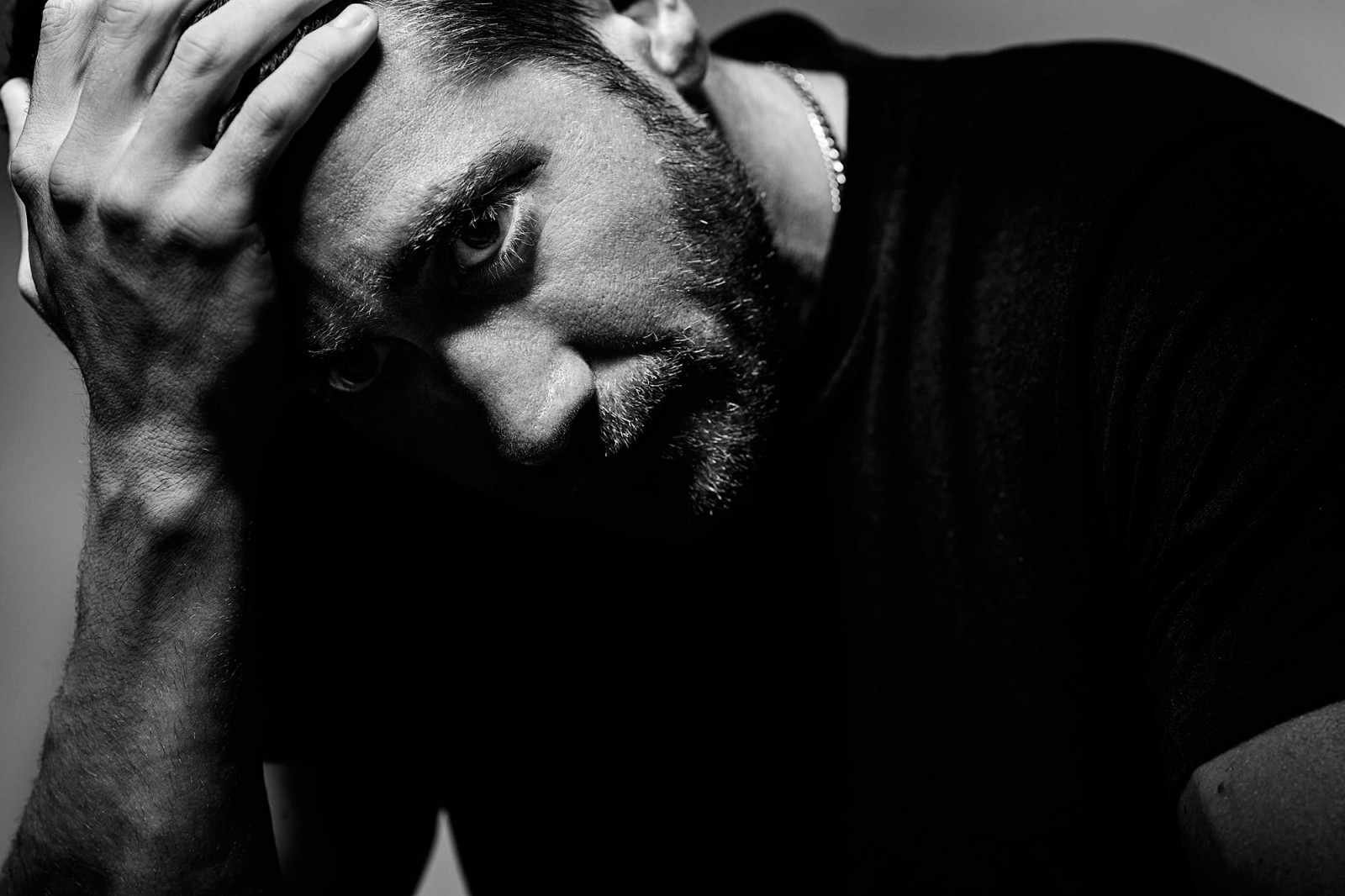 uomini, nero, monocromo, ritratto, fotografia, attore, emozione, Persona, Jake Gyllenhaal, uomo, oscurità, Senso, bianco e nero, fotografia in bianco e nero, fotografia di ritratto, film noir, interazione