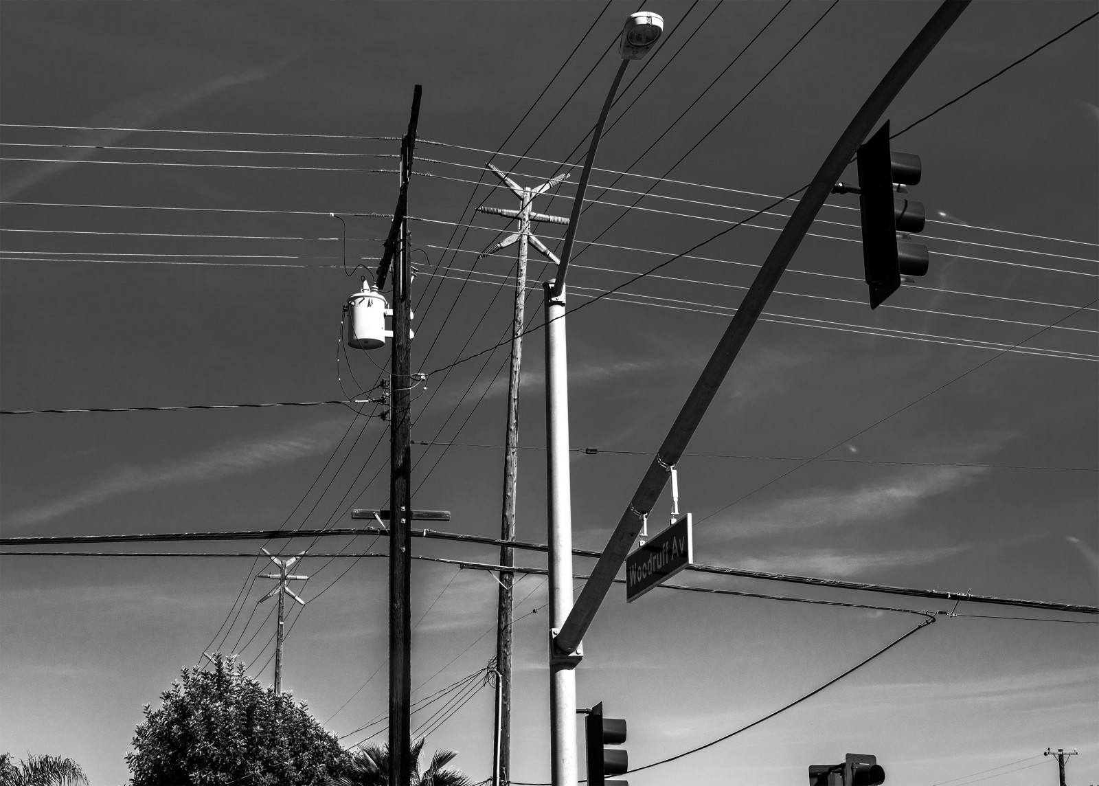 alberi, luci, strada luce, bianca, nero, monocromo, cielo, vento, telefono, fili, elettricità, leggero, nero bianco, HTT, illuminazione, forma, linea, energia, albero, oscurità, project365, nikond750, alto contrasto, obiettivo a lunghezza focale fissa, carphoto, poli, afsnikkor50mm118g, telegraphtuesday, segnali stradali, zolle, bianco e nero, fotografia in bianco e nero, lampada, linea elettrica aerea, fornitura elettrica