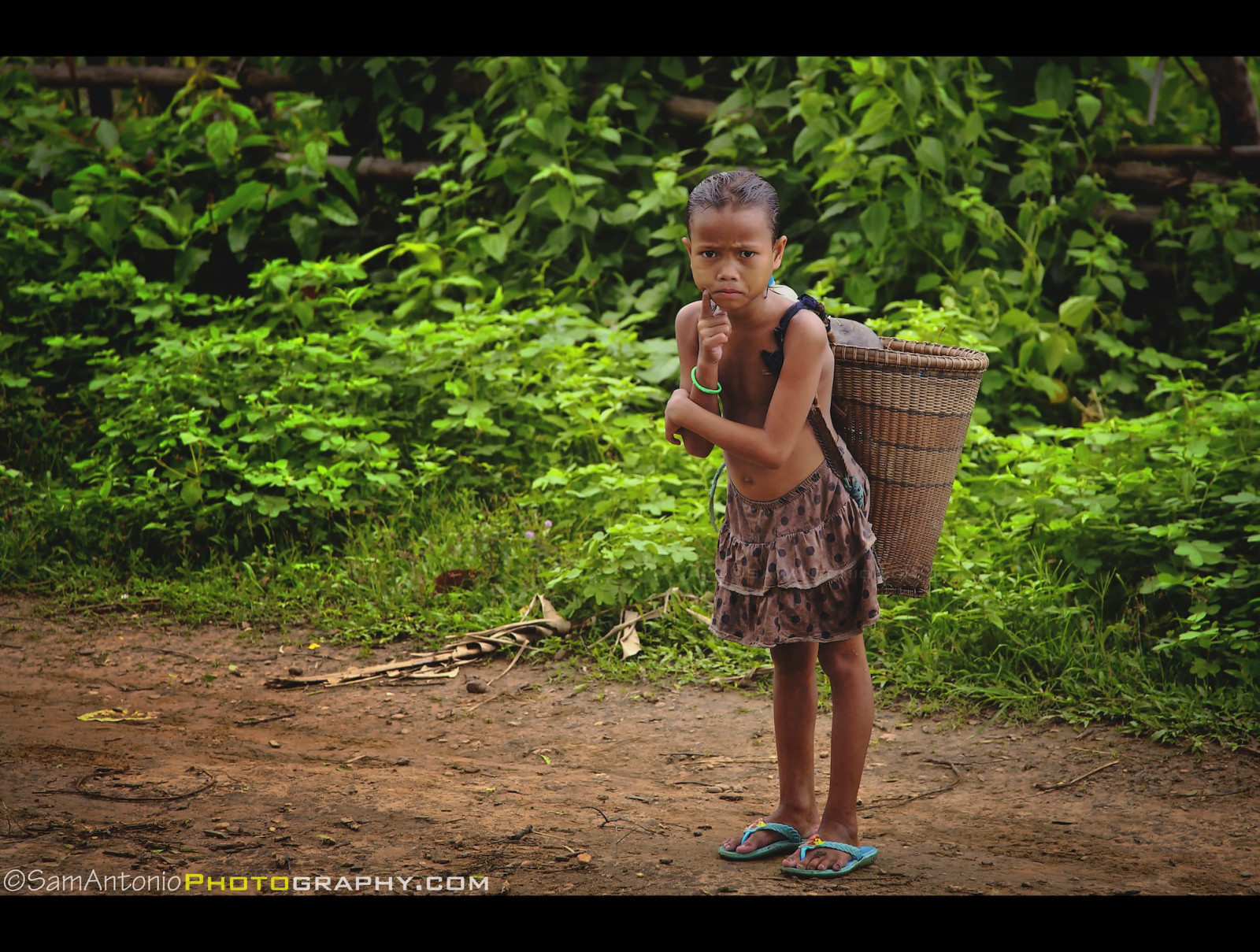 les, lidé, portrét, Asie, voda, Příroda, tráva, venku, detailní, zelená, vesnice, Kambodža, stojící, kmenový, džungle, košík, Pracovní, štěstí, bez trička, klidný, ručník, deštný prales, kultura, myslící, dovolená, kmen, Mládí, zvědavý, strom, dítě, den, list, rostlina, dívka, zábava, ženský, mladý, dálkový, nezávislost, upřený pohled, každodenní život, horizontální, khmer, Jihovýchodní Asie, travelphotography, jedna osoba, colorimage, lookingatcamera, osobitost, lidský zájem, svěžest, canoneos5dmarkii, půda, venkov, environmentalportrait, younggirl, upřený, malá holka, vesnický život, canon70200f4l, přemítat, nesoucí, indigenousculture, armscrossed, mimika, otázka, samantoniophotography, běžný, v práci, Sliceoflife, Stevemccurry, Banlung, etnická menšina, Cambodiatravel, Kambodžské kultury, Eastasianethnicity, Ratanakiriprovince, Jihovýchodní asociace, Asijské a indické etnologie, Severovýchodní cambodie, Jihovýchodní scéna, Chunchietvillage, Chunchietethnicminorityvillage