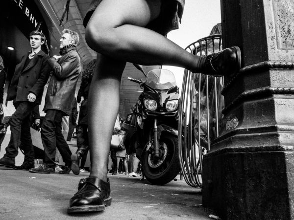 street,bw,Paris,notebook,fight,up
