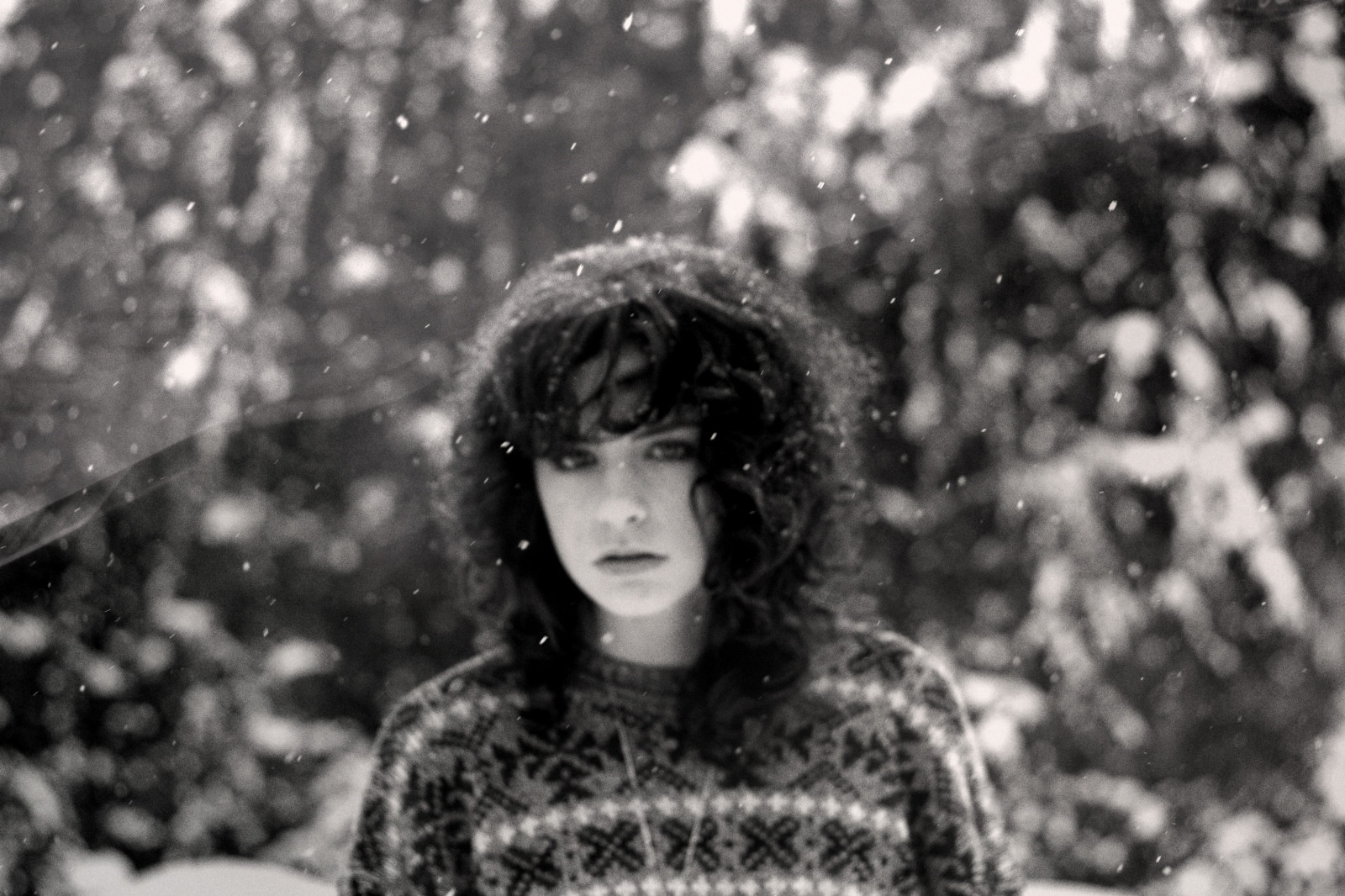 ใบหน้า, แสงแดด, สีขาว, ดำ, ขาวดำ, แนวตั้ง, น้ำ, หิมะ, ฤดูหนาว, การถ่ายภาพ, ดาว, ผมสีดำ, เสื้อกันหนาว, bokeh, อารมณ์, คน, การแช่แข็ง, บทกวี, ลอเรน, โฟกัส, ดำและขาว, ต้นไม้, ปลูก, หญิงสาว, ความงาม, bw, ยิ้ม, ตา, สนุก, มนุษย์, รูปถ่าย, ตัวเอง, ภาพรวม, ดำและขาว, ถ่ายภาพขาวดำ, การถ่ายภาพบุคคล, ไม้ยืนต้น, oof, spektor, ยุ่งเหยิง, เรจิน่า