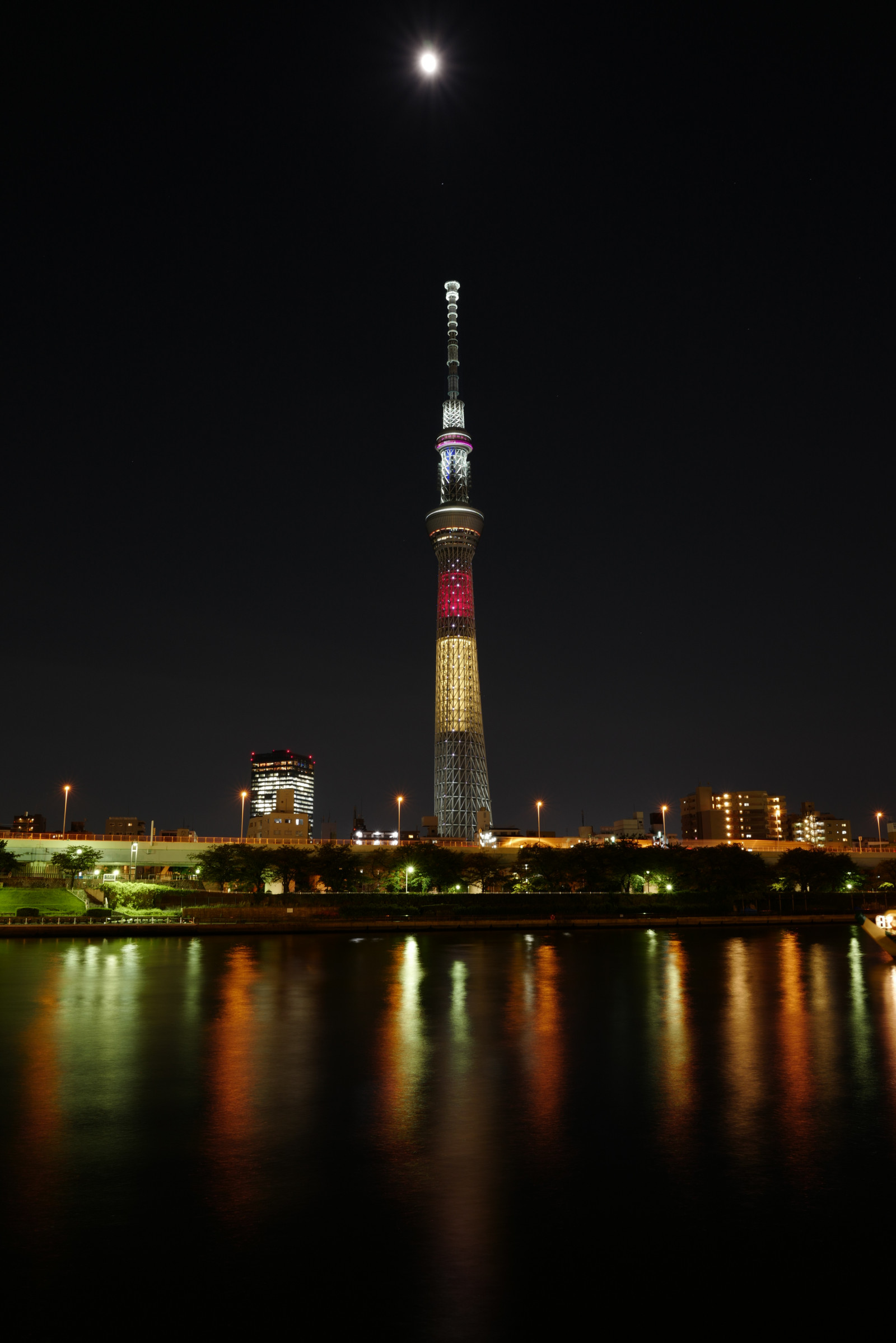 Japonsko, město, panoráma města, noc, architektura, odraz, panoráma, mrakodrap, večer, věž, horizont, soumrak, Belgie, Leica, metropole, Tokio, jp, Skytree, světlo, osvětlené, osvětlení, tma, mezník, Tokyo Sky Tree, summilux, leicaq, summilux1728, q, 1728, belgický, lidské osídlení