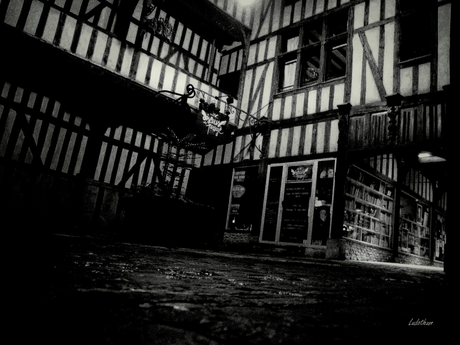 lidé, bílý, Černá, starý, černobílý, okno, město, ulice, noc, architektura, budova, nebe, zima, fotografování, Země, Dům, jóga, město, svět, letní, Francie, restaurace, Evropa, Paříž, jaro, šampaňské, metropole, mír, struktura, infrastruktura, úhel, světlo, podzim, alej, tma, Aube, nb, fasáda, urban area, Černý a bílý, monochromatické fotografování, Troyes, průměrný věk