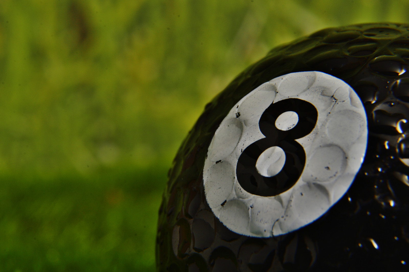 8ballorgolfball, 8ball, golfový míček, 8, míč, golf, makro, detailní, nikond3200, Nikon, D3200, sb700, extensiontube, 18105 mm, světelný box, Istvankerekes, Istvan, Kerekes, Ik
