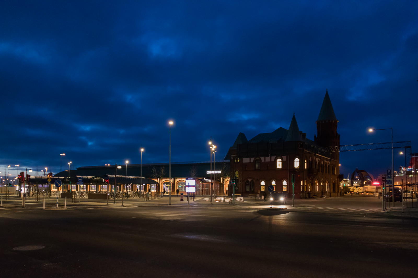 tramonto, città, paesaggio urbano, notte, costruzione, cielo, orizzonte, sera, mattina, orizzonte, crepuscolo, leggero, nube, Bluehour, stazione, alba, Byggnad, stazione centrale, stazione ferroviaria, Trelleborg, bl timmen, centralstationen, trelleborgc, punto di riferimento, insediamento umano
