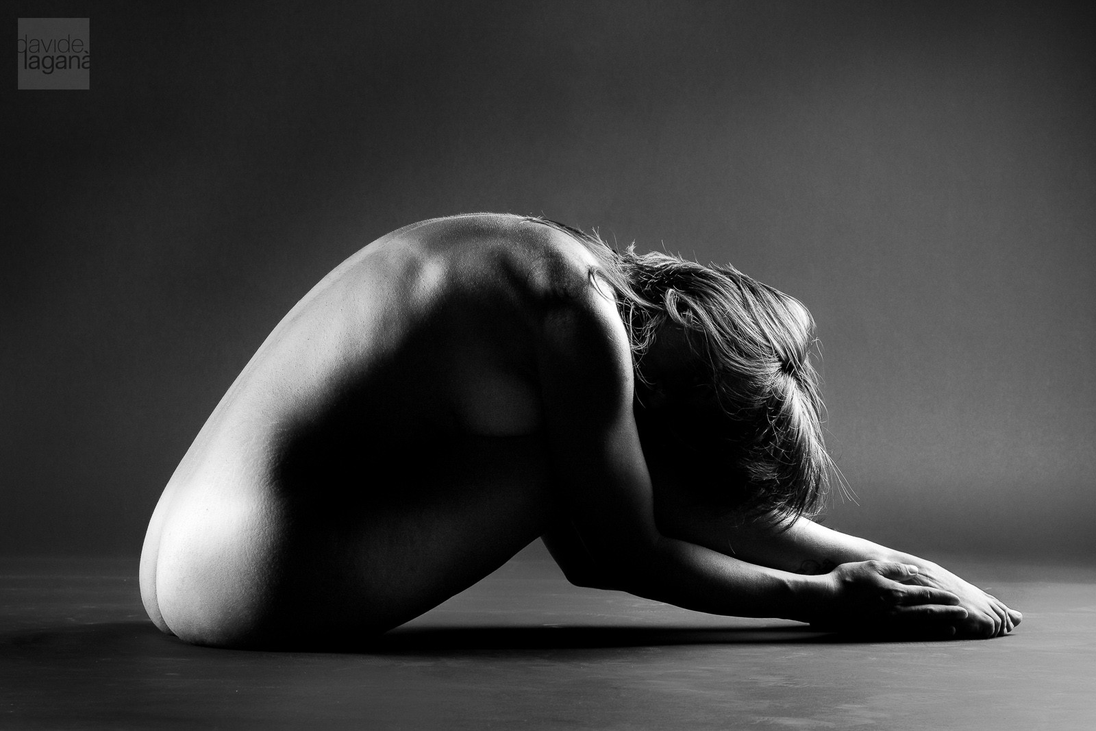 světla, bílý, Černá, černobílý, portrét, stín, fotografování, Kánon, zadní, Studio, akt, kloub, nahý, žena, krytý, fotografie, tma, tělo, bianco, ritratto, nero, sval, eos, donna, paže, nudo, 8marzo, karetní hra, den žen, 500D, corpo, hruď, luci, počítač tapeta, Černý a bílý, monochromatické fotografování, fyzická zdatnost, canonef85mmf18usm, zátiší fotografování, Festadelladonna, stock photography