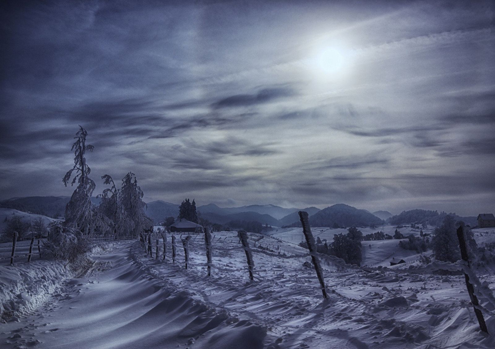 sollys, trær, landskap, fjellene, natur, speilbilde, himmel, snø, vinter, vei, skyer, soloppgang, kald, kveld, morgen, tåke, frost, Sol, Halo, horisont, sirkel, atmosfære, gjerde, skumring, hytte, Sky, fjell, vær, soloppgang, årstid, mørke, skjermbilde, atmosfærisk fenomen, skrivebordsbakgrunn, fjelllandformer, fjellkjede