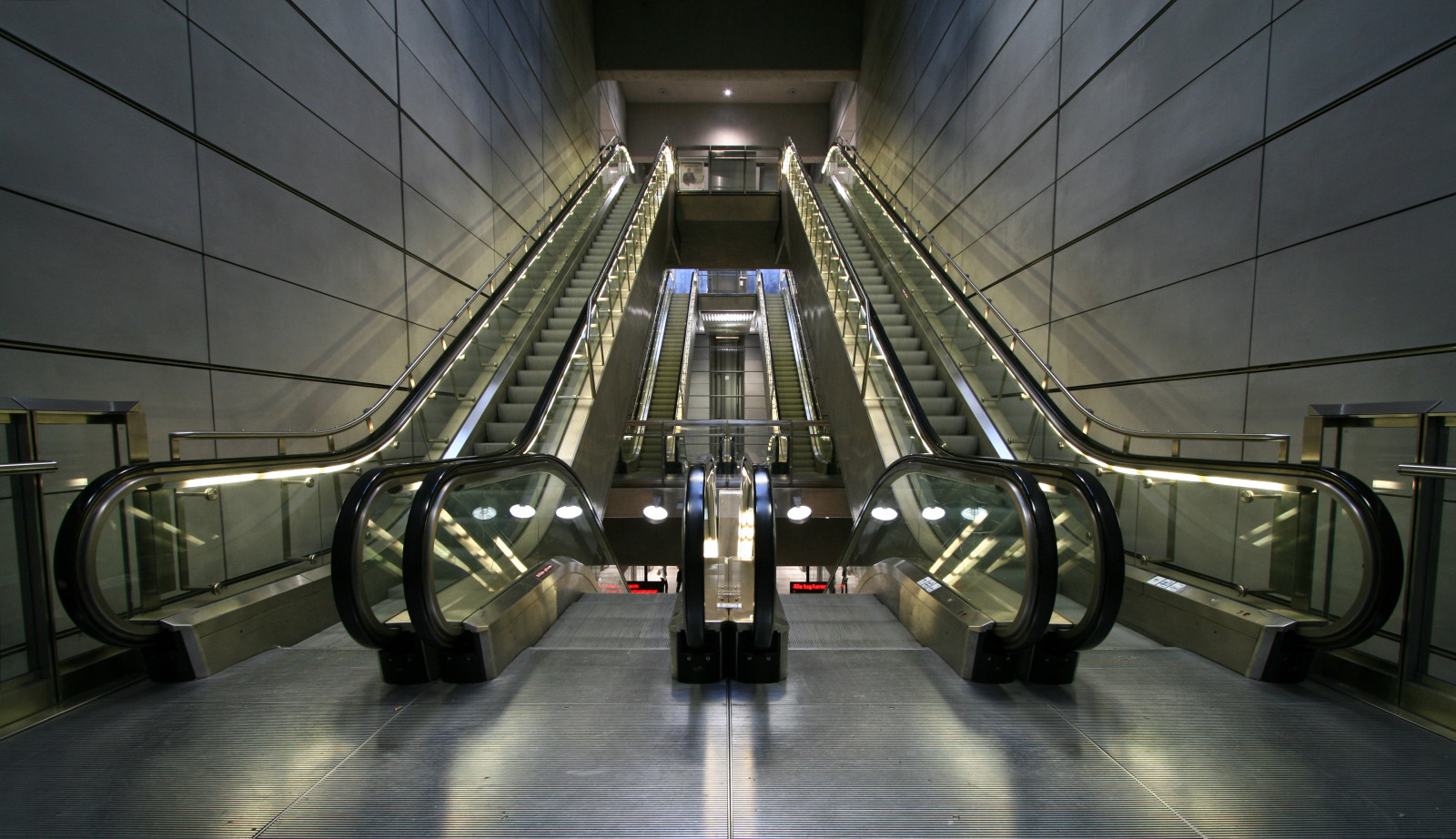 architektura, Kodaň, podzemí, metro, Dánsko, zajímavost, metro, jezdící schody, široký úhel, symetrie, prozkoumat, dk, CreativeCommons, CPH, Dánsko, Danmark, k benhavn, 2007, Amager, Kodaň, 10mm, Kopenhamn, canonefs1022mmf3545usm, Amagerbro, Kodaň, copenhagenmetro, k benhavnsmetro, 400D, canoneos400d, metroen, bestofcphmetro, metronyt, photobystignygaard, Fotokonkurrencerdkuge132009, creativecommonscentral, metroenkbh