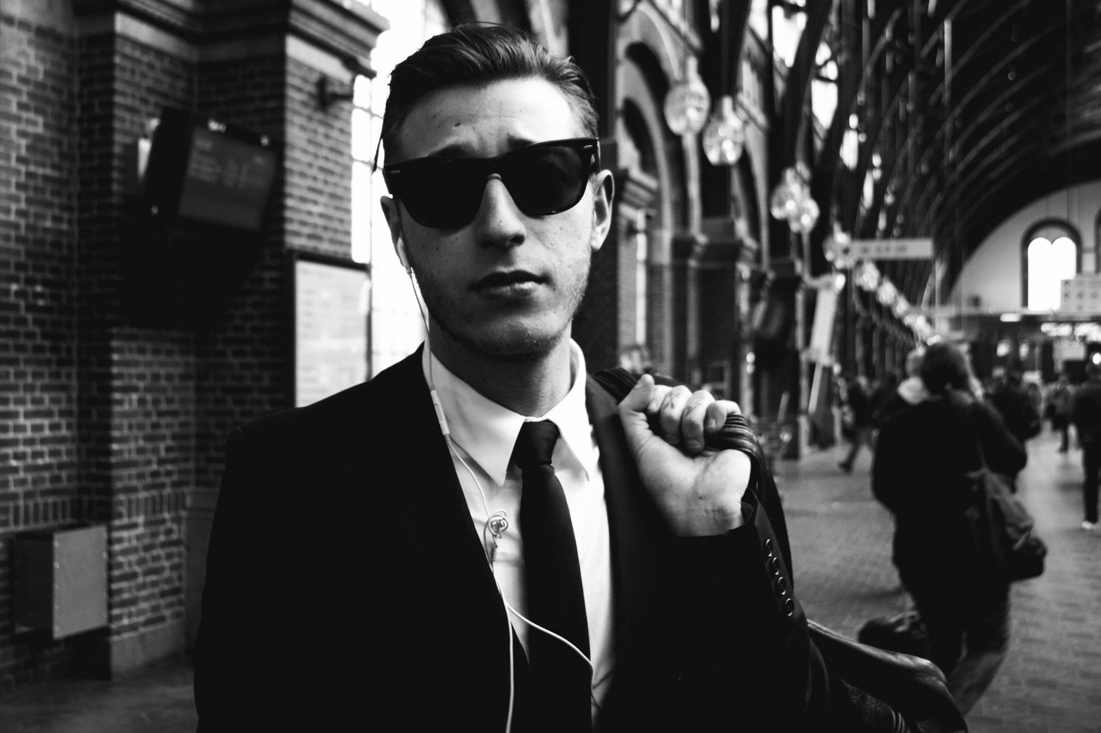 sort, monokrom, portræt, by, gade, solbriller, briller, by-, vej, fotografering, Gentleman, mode, infrastruktur, København, sort og hvid, fedt nok, bw, mand, fotografi, streetphotography, dragt, han-, øjebliksbillede, sort og hvid, monokrom fotografering, film noir, vision pleje, briller, health beauty