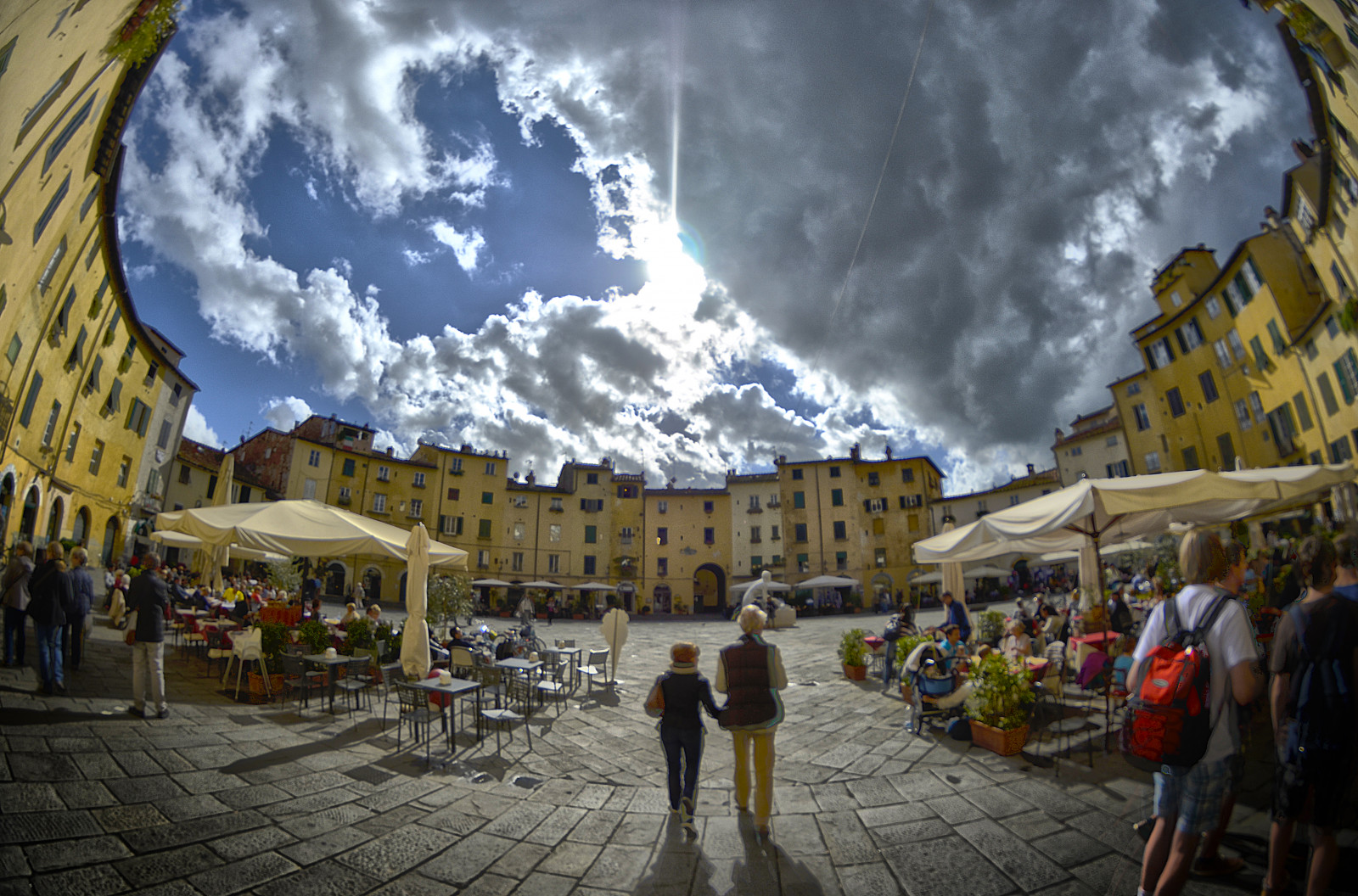 krajina, lidé, starý, město, ulice, Itálie, nebe, mraky, Dům, Cestovní ruch, žlutý, modrý, slunce, HDR, náměstí, město, kruh, bar, náměstí, metropole, Toskánsko, Konec, Blu, Viaggio, mrak, rybí oko, strom, centrum, barvy, Italia, muž, žena, cielo, náměstí, stěny, domů, výlet, podrážka, týden, nikond7000, donna, colori, toscana, vacanza, E, azzurro, piazza, inzerát, kolem, paesaggio, nuvole, urban area, turistická atrakce, Lucca, Walimex, uomo, walimex835, ovál, niko, mura, Anfiteatro, Vecchi, Cerchio, Ovale, Tondo, Attorno