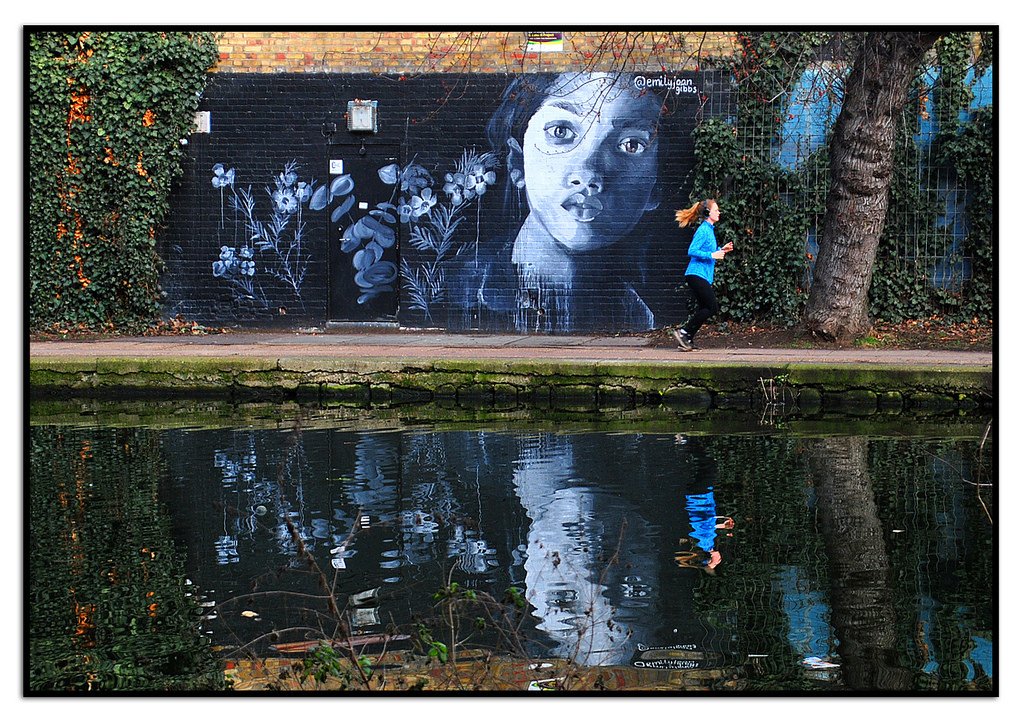 maleri, Kvinder, vand, natur, afspejling, græs, væg, kunstværk, blå, hestehale, Dam, gadekunst, vægmaleri, Løber, KUNST, træ, blad, plante, sjovt, kvinde, gadekunst, vandløb, wallart, aerosolart, femaleportrait, spraycanart, londonstreetart, emilyjoangibbs, artistemilyjoangibbs, regentscanal, visual arts
