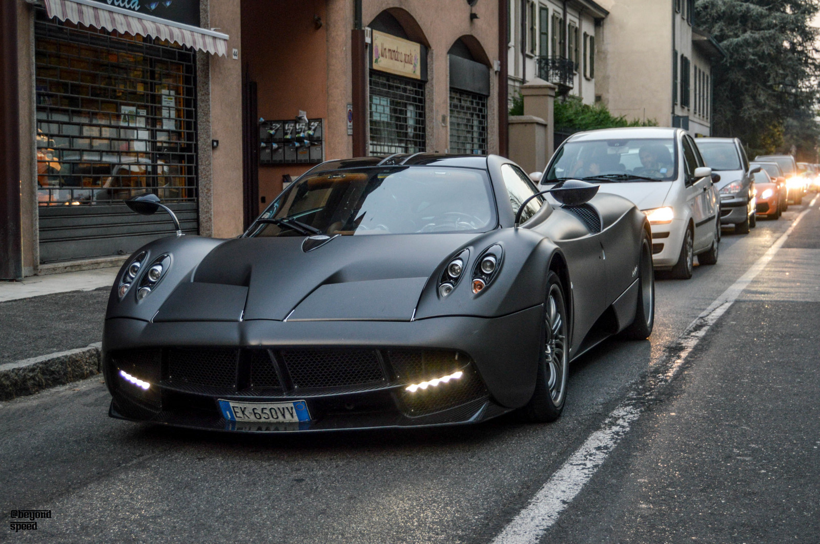 sort, gade, Italien, bil, bygning, køretøj, vej, fotografering, teknologi, Nikon, sportsvogn, Pagani, Huayra, coupe, ydeevne bil, Hypercar, parkering, eksotisk, Sedan, infrastruktur, hjul, kant, superbil, nikond3200, worldcars, monza, automotive, carspotting, mat, jord køretøj, bildesign, automotive exterior, racerbil, luksus køretøj, motor køretøj, automotive dæk, udøvende bil, bybil, sport utility køretøj, muskel bil, forlygte, auto del, ferrari 599 GTB fiorano, Automobili, ferrari 612 Scaglietti, bilindustrien belysning, automotive wheel system