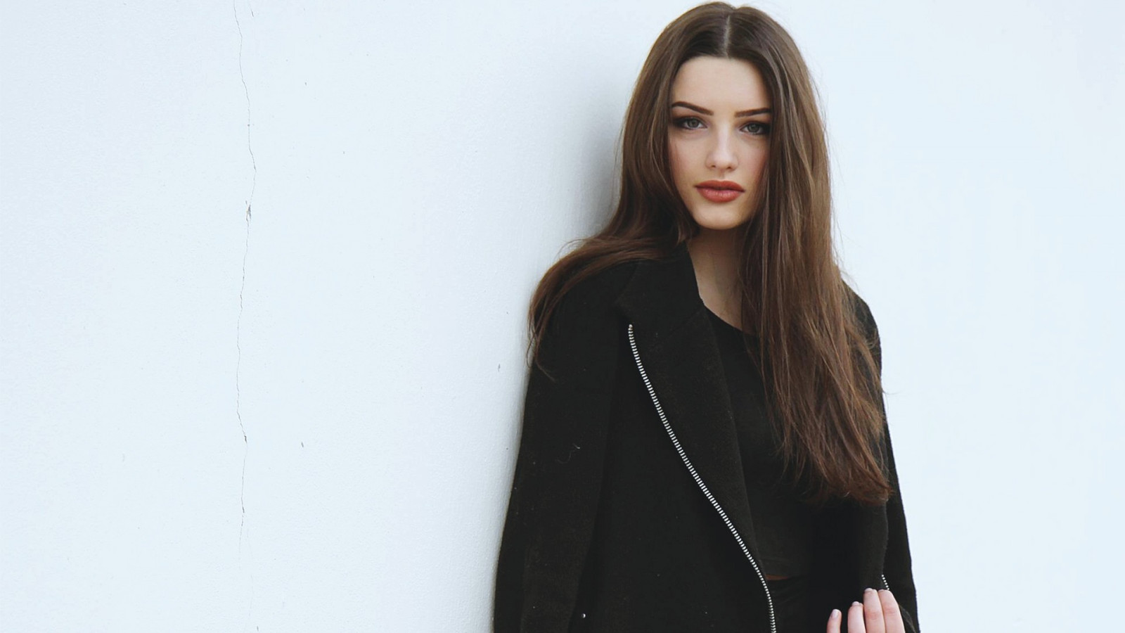 ženy, bílá zeď, portrét, fotografování, hnědé vlasy, bruneta, černé oblečení