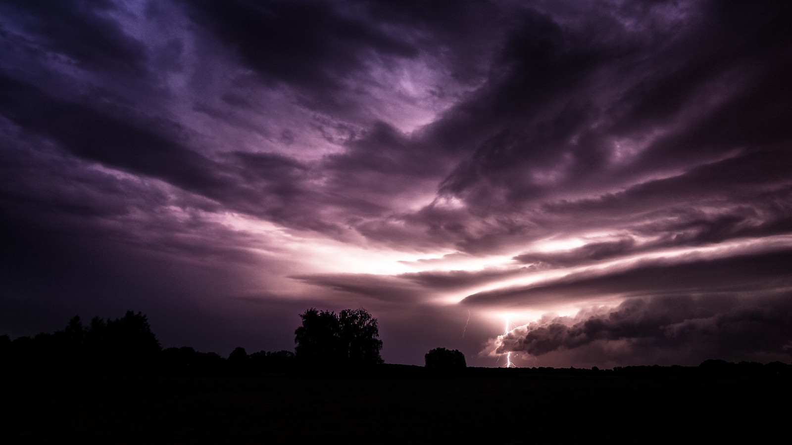 Hintergrundbilder Bäume, dunkel, Himmel, Wolken, Blitz, Sturm, Abend