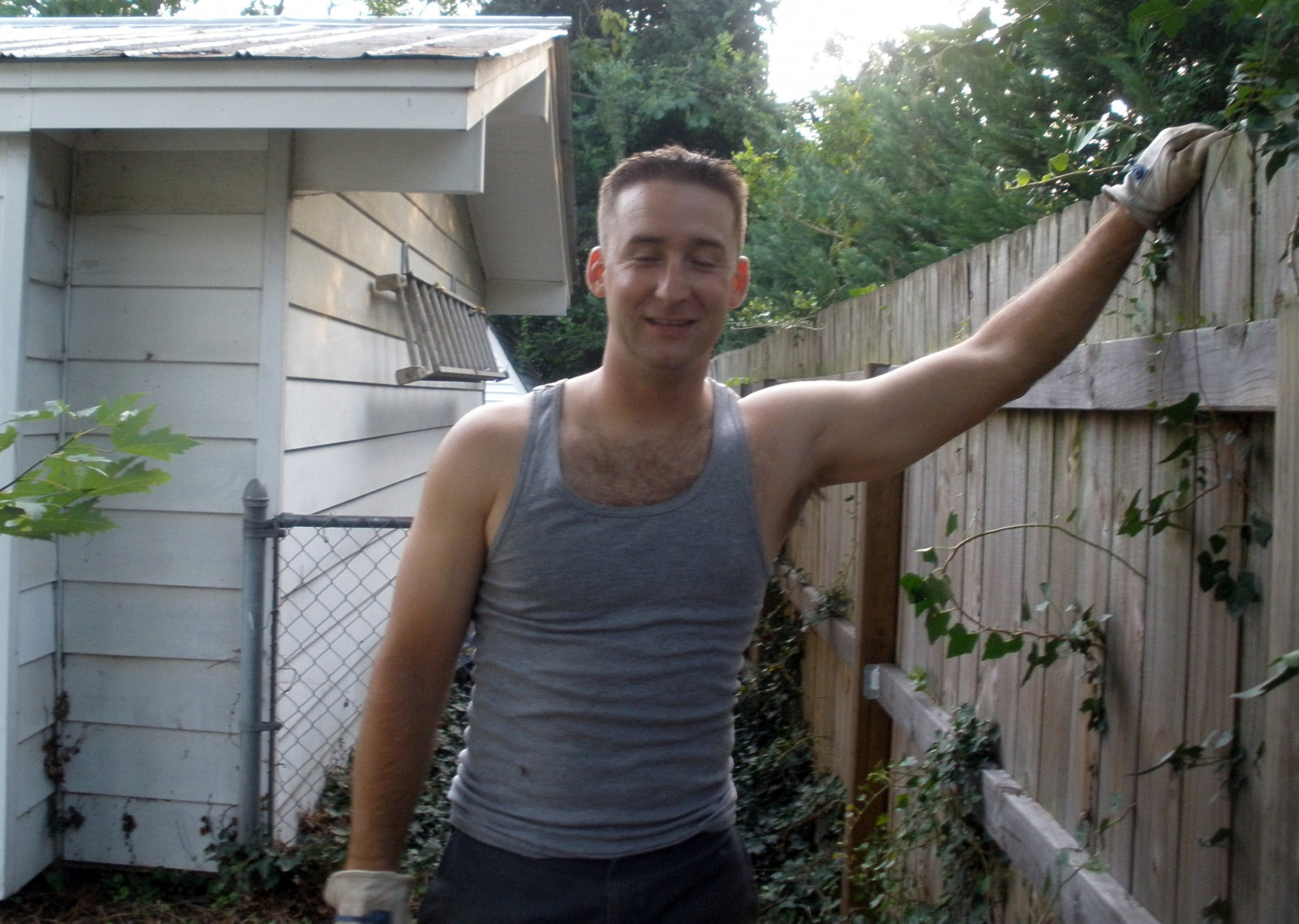 okno, tráva, rukavice, Dům, válečný, plot, zadní dvorek, dovolená, strom, yard, rostlina, muž, přítel, chlap, mužský, sval, krk, paže, rameno, tim, soused, břicho, kufr, outdoor struktura, tílko, barechestedness, jámy, podpaží