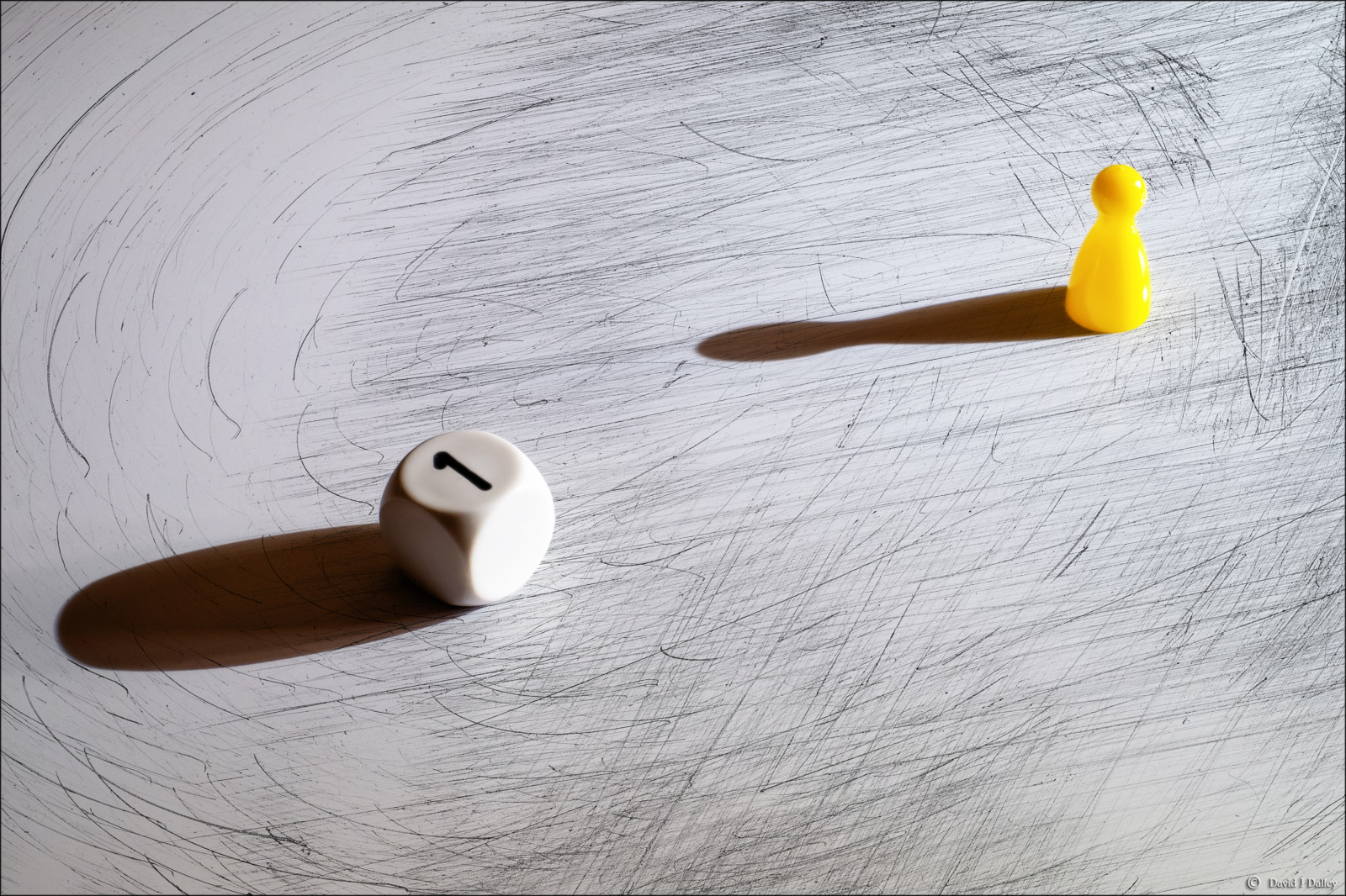 Spojené království, Anglie, slunečnímu záření, hrací, kostky, karban, hra, žlutý, žlutá, jeden, 1, sama, stíny, hrát si, ztroskotanec, znuděný, minimální, nuda, nudný, číslo, un, herní, čísla, uno, sólo, singl, vítěz, vyhrát, minimalismus, desková hra, prohrát, osamělý, skóre, hazardovat, minimalistický, čmáranice, une, pěšák, solitér, Shadowy, longshadows, Longshadow, Hrabě, Dicegame, Boredgame, Jeden hráč, xpro1, Diceroll, Sologame, daviddalley, davidjdalley, fujixpro1, fujifilmxpro1, Oneplayergame