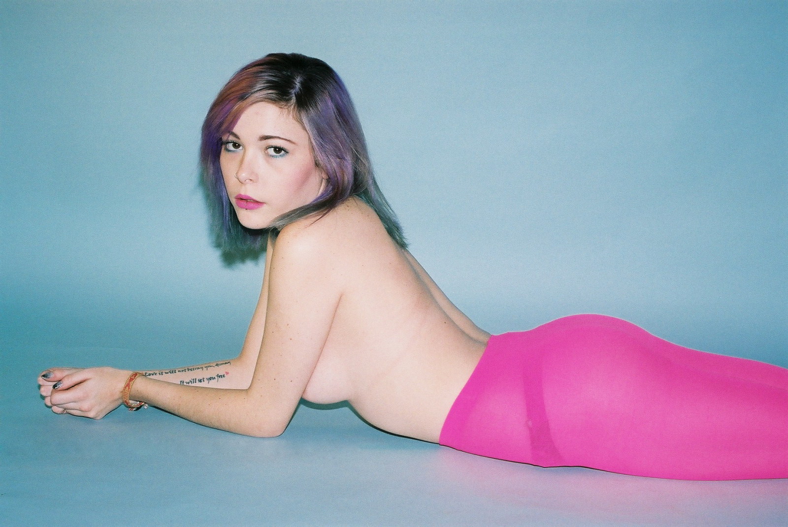 model, dlouhé vlasy, sedící, fotografování, modrý, černé vlasy, vlasy, Kanada, polonahá, punčocháče, Toronto, růžový, 35MM, oblečení, Ontario, dívka, krása, dáma, noha, film, vidět, blond, přes, účes, pozadí, pažba, barevný, lidských pozice, focení, hnědé vlasy, umění model, Lidské tělo, stehno, hlubotiskové idol, spodní prádlo, barevný