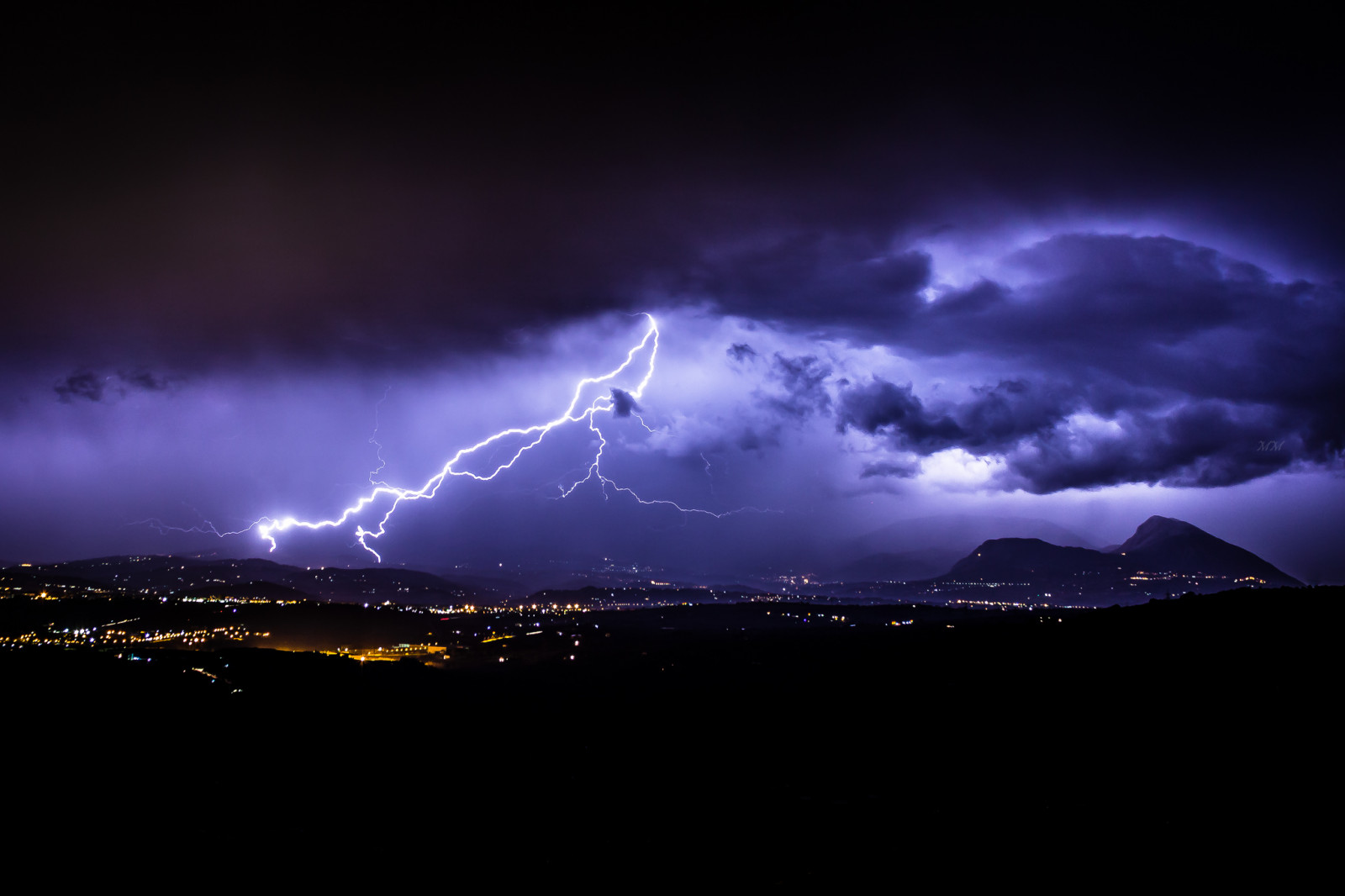krajina, Itálie, noc, nebe, mraky, Blesk, bouřka, atmosféra, hrom, mrak, počasí, bouřka, cielo, tma, Kampánie, Benevento, paesaggio, Sannio, jev, temporale, maltempo, paduli, dormientedelsannio