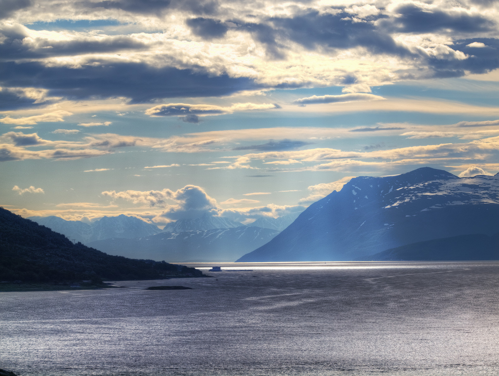 slunečnímu záření, krajina, hory, západ slunce, moře, kopec, jezero, voda, Příroda, odraz, nebe, sníh, mraky, svítání, uklidnit, Norsko, večer, ráno, pobřeží, řeka, horizont, atmosféra, fjord, Arktický, soumrak, mount scenérie, zvuk, Lake District, klidný, mrak, Krásná, hora, svítání, oceán, brzy ráno, nádrž, během dne, vysočina, idyla, jezero, počítač tapeta, pohoří, ledová landform, meteorologický jev, klesl, mys, vstupní, Tromso, Vlnitá voda