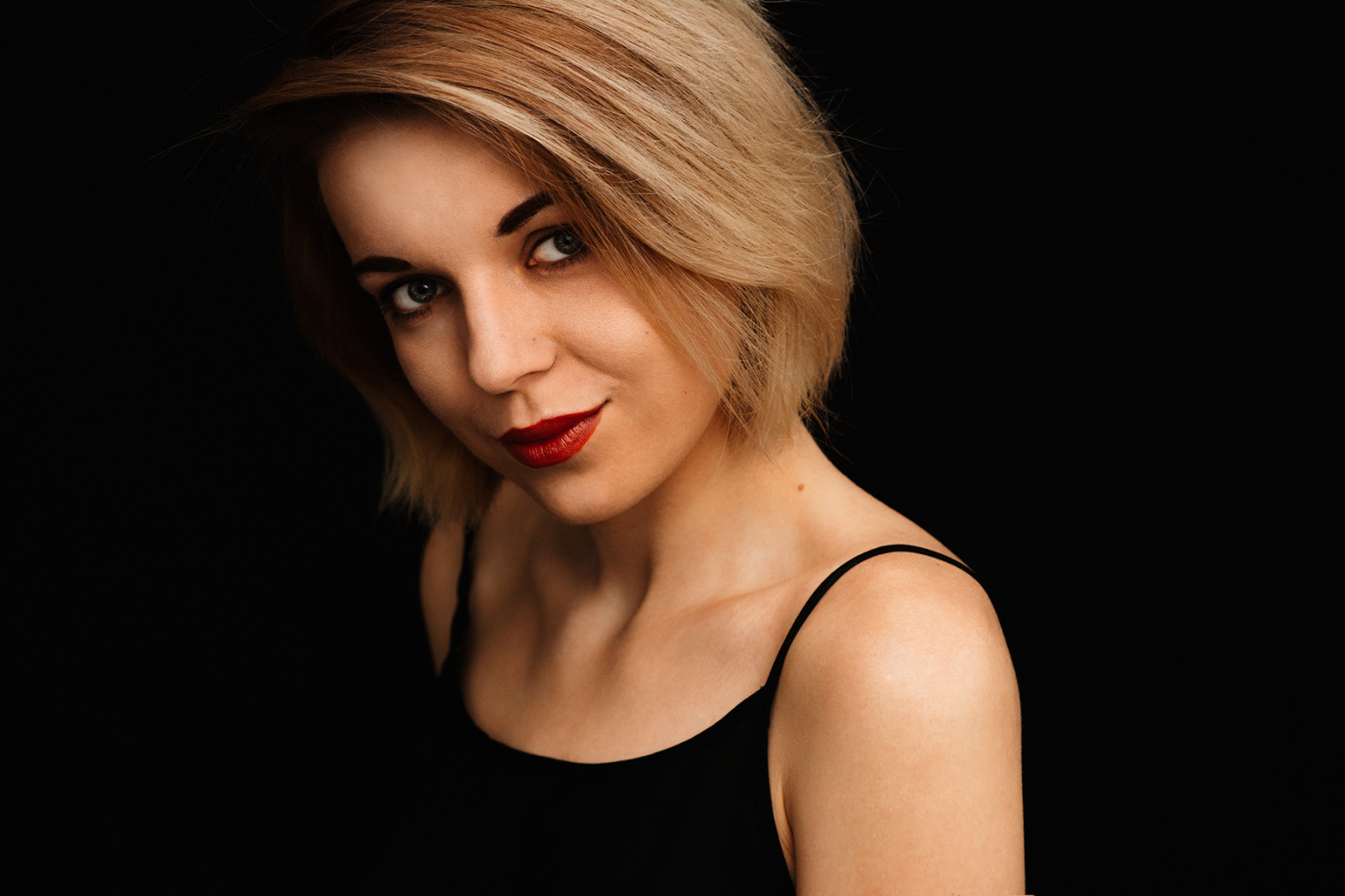 tvář, Černá, model, portrét, temný, dlouhé vlasy, brýle, fotografování, zpěvák, móda, vlasy, pusa, nos, Studio, Ukrajina, Osoba, kůže, hlava, supermodelka, ukrajinština, dívka, krása, usměj se, oko, žena, dáma, smysl, blond, účes, portrétní fotografie, focení, hnědé vlasy, umění model, mimika, Lidské tělo, orgán, zblízka, greyeyes, červená rtěnka