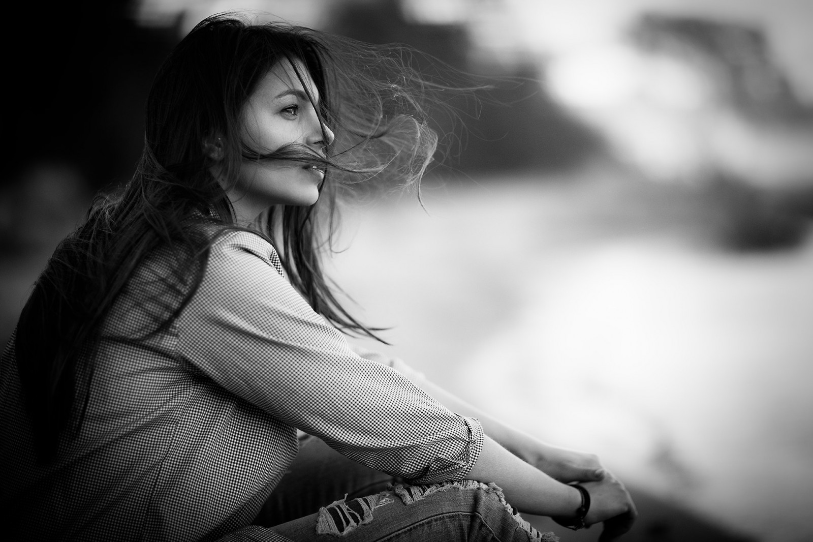 Frau, Seitenansicht, Sitzung, zerrissene Jeans, einfarbig, Per Anders Nilsson