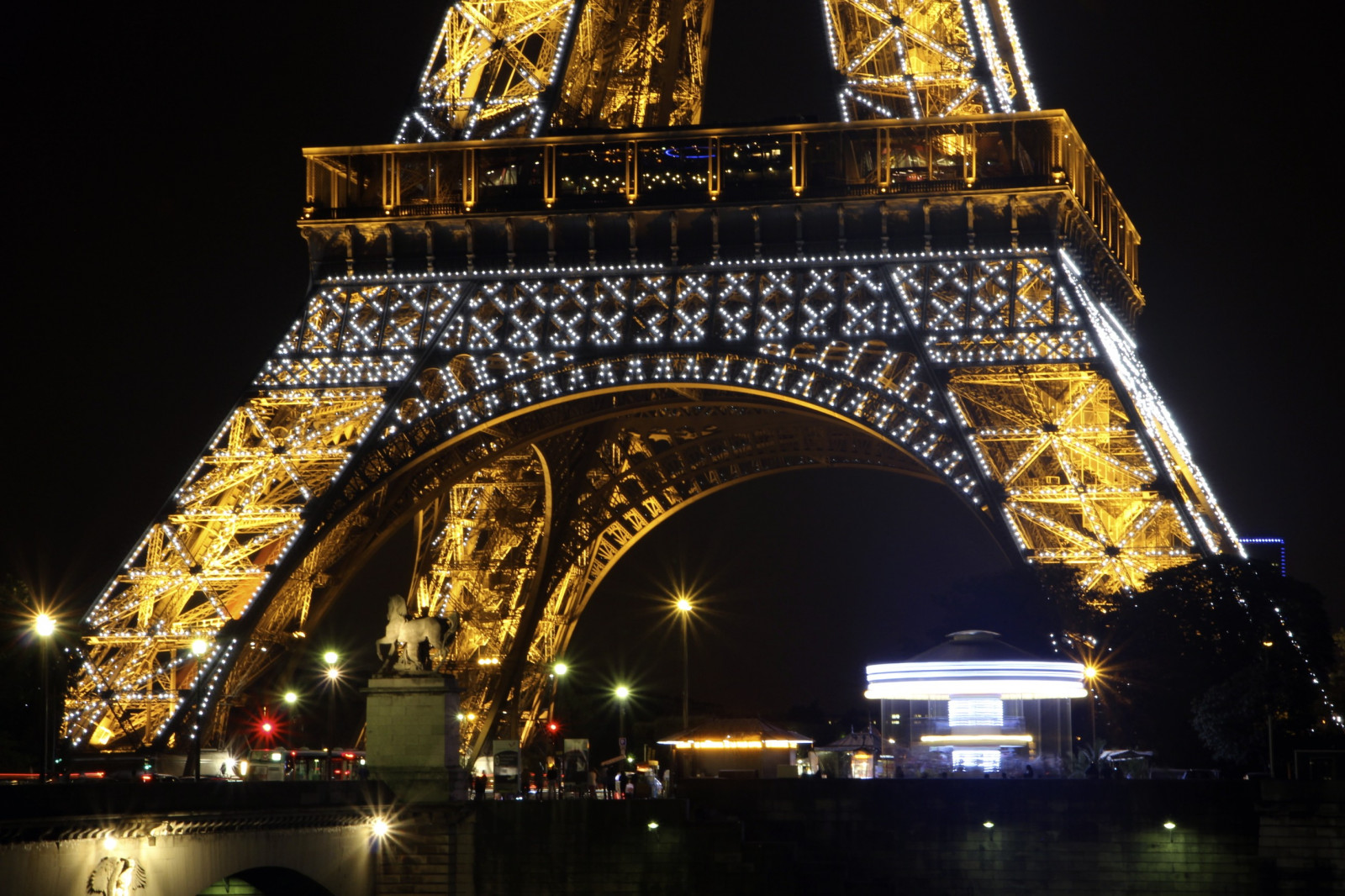 město, panoráma města, noc, architektura, budova, odraz, nebe, večer, věž, most, oblouk, Paříž, metropole, světlo, centrum, osvětlení, toureiffel, tma, nuit, mezník, Lumiere, turistická atrakce, Metropolitní oblast, kolotoč, manéž, fixed link