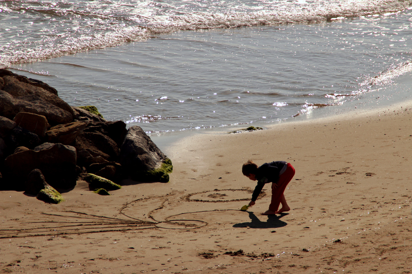 tegning, hav, vand, klippe, kyst, sand, skygge, strand, kyst, Sol, 2015, dreng, barn, ocean, bølge, materiale, hoppe, sål, spiaggia, ombra, Sanremo, krop af vand, vind-bølge, bimbo, Disegno