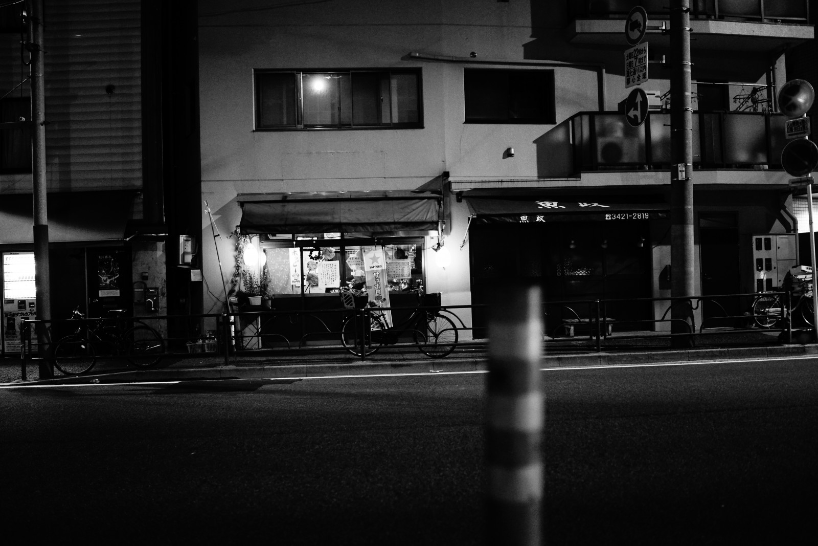 Japan, hvid, sort, monokrom, gade, nat, vej, fotografering, Sony, Tokyo, RX1R, infrastruktur, lys, bw, belysning, CC, form, Zeiss, mørke, rx, RX1, rx1rm2, rx1rmark2, kreative fællesheder, sort og hvid, monokrom fotografering, film noir