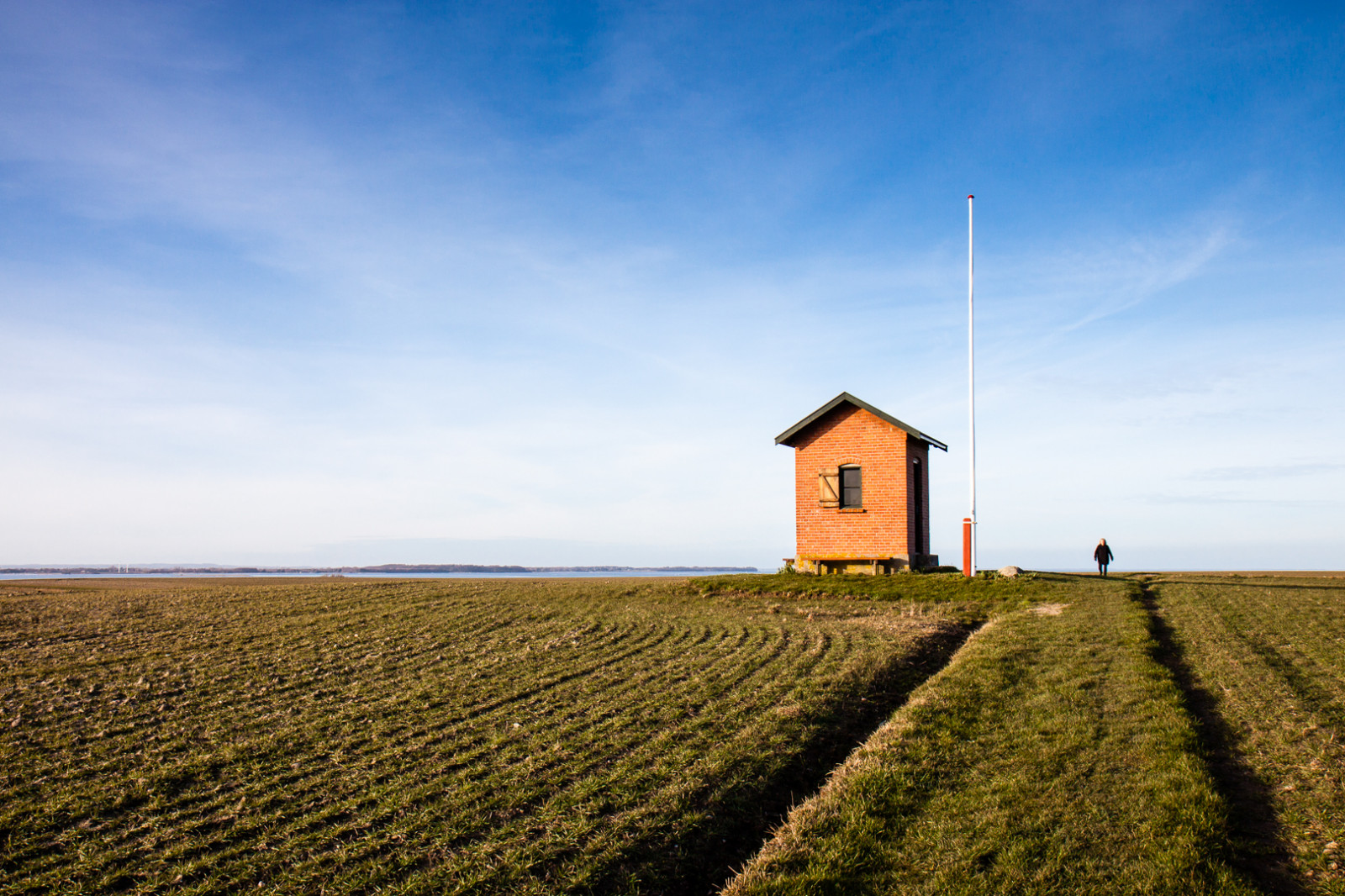 slunečnímu záření, krajina, moře, kopec, tráva, nebe, pole, ráno, věž, pobřeží, maják, hospodařit, vítr, horizont, větrný mlýn, Dánsko, mrak, Danmark, zemědělství, prostý, prérie, oříznutí, venkov, tráva rodina, landskab, Ulrich, Jakobsson, nyord