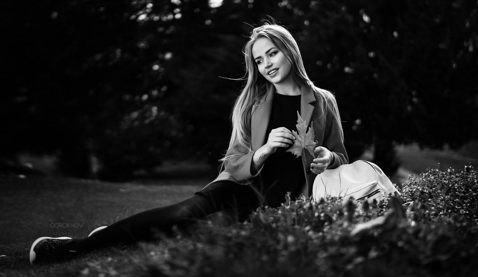 bílý, Černá, ženy, černobílý, model, portrét, sedící, fotografování, usmívající se, Ivan Gorokhov, Mary Jane, Maria Puchnina, emoce, světlo, krása, dáma, fotografie, tma, Černý a bílý, monochromatické fotografování, portrétní fotografie, focení, Film noir