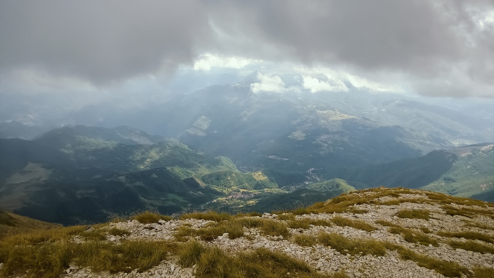 Landschaft, Berge, Hügel, Natur, Gras, Himmel, Schnee, Wolken, Tal, Bergpass, Wildnis, Alpen, Gipfel, Plateau, Grat, Wolke, Berg, Wetter, Abenteuer, Atmosphärisches Phänomen, Bergige landforms, Landform, geographische Eigenschaft, Gebirge, Meteorologisches Phänomen, fiel