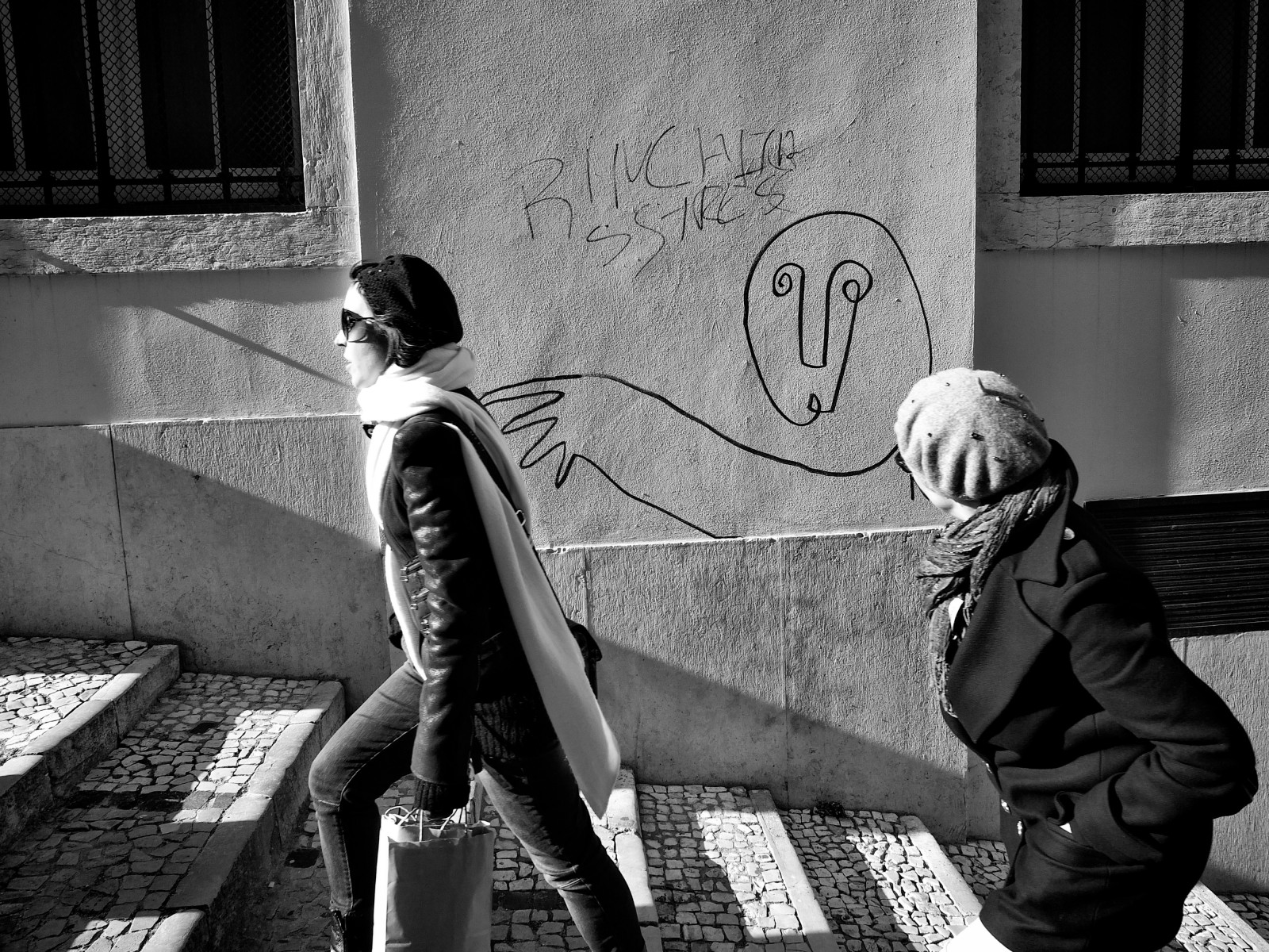 bílý, Černá, černobílý, 500px, ulice, stín, sedící, stěna, silnice, fotografování, Lisabon, Portugalsko, infrastruktura, úhel, flickr, dívka, Černá bílá, muž, člověk, fotografie, streetphotography, mužský, streetphotographer, x10, fujifilmx10, momentka, Černý a bílý, monochromatické fotografování, steet, fernandopc, Justapoz, human behavior