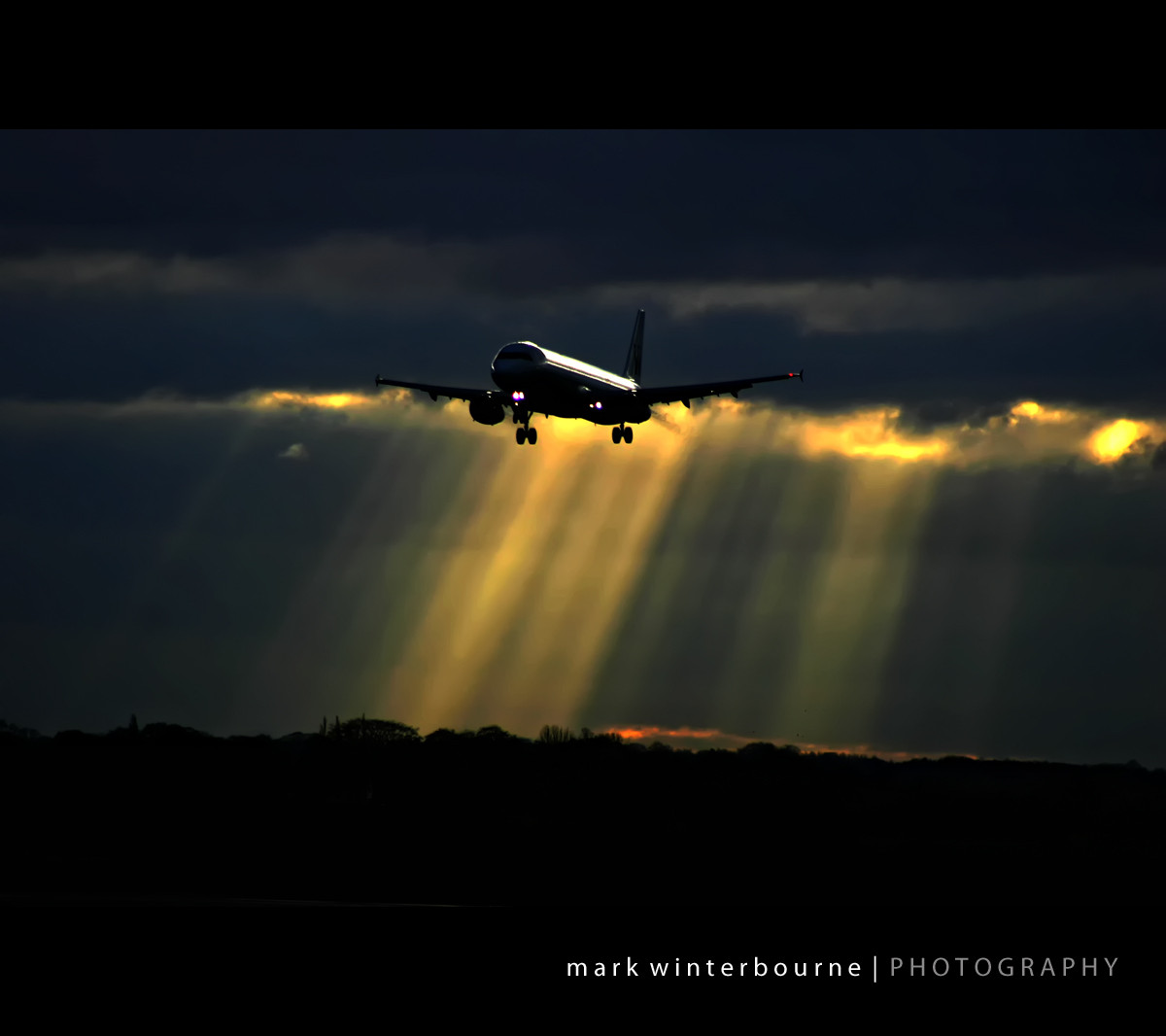 มืด, พระอาทิตย์ตก, ท้องฟ้า, เครื่องบิน, อากาศยาน, พายุ, ตอนเย็น, มายากล, บรรยากาศ, เชื่อมโยงไปถึง, Airbus, เที่ยวบิน, เมฆ, รังสีเอกซ์, เครื่องหมาย, รุ่งอรุณ, ช่วงเวลา, การบิน, Monarch, a320, Manchester, สายการบิน, บรรยากาศของโลก, การเดินทางทางอากาศ, วิศวกรรมการบินและอวกาศ, สายการบิน, ปรากฏการณ์, สายการบิน, egcc, a321231, พ.ศ. 2234, Winterbourne, gozbi, 400a7f