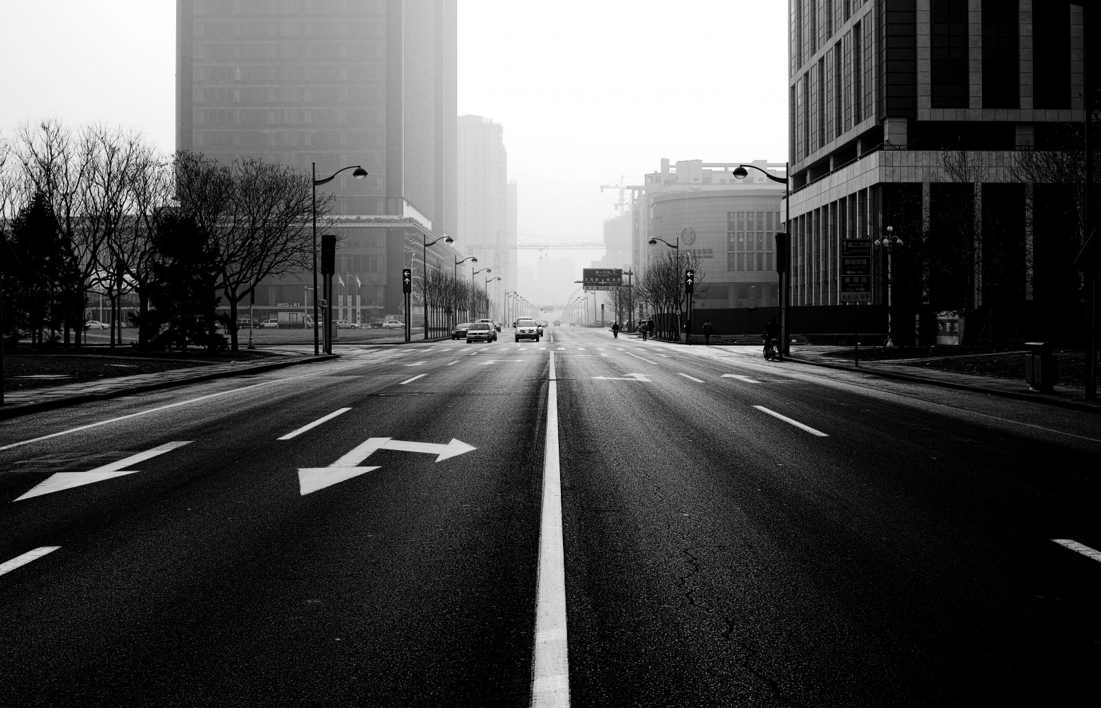 hvid, sort, monokrom, by, gade, vej, Trafik, infrastruktur, lys, bw, dp2m, historie, belysning, form, linje, mørke, bane, atmosfærisk fænomen, sort og hvid, monokrom fotografering, vejbelægning