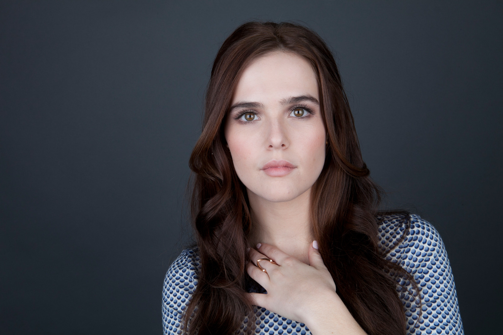 Hintergrundbilder : Zoey Deutch, Einfacher hintergrund, blass, Brünette ...