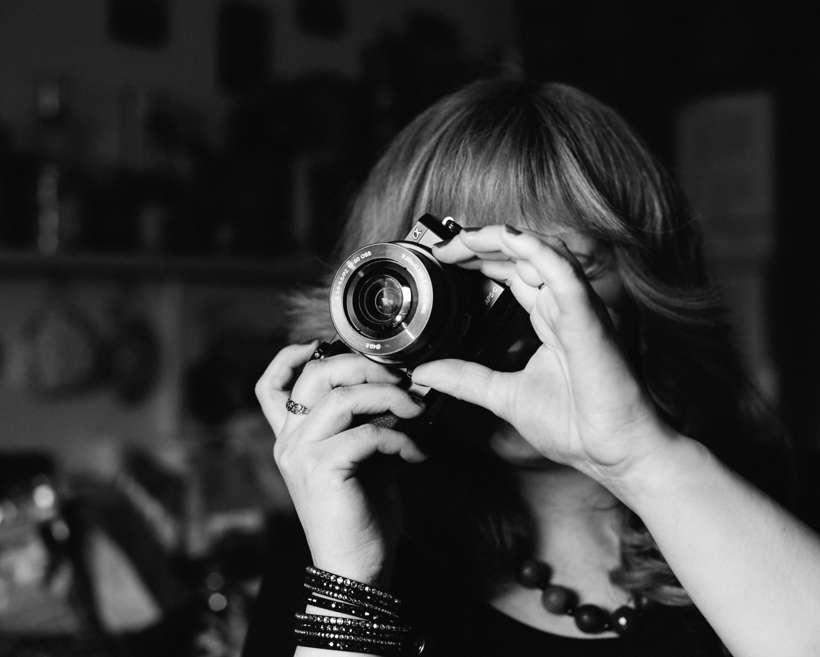 photographier, noir, noir et blanc, photographe, Lunettes, la photographie, Photographie monochrome, caméra, instantané, objectif de la caméra, des lunettes, fille, Soins de la vue, Caméra réflexe à un seul objectif, Optique caméra, Monochrome, des lunettes de soleil, flash photography, Digital Slr, sourire