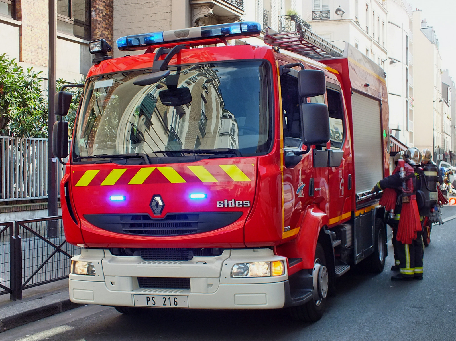 motorové vozidlo, vozidlo, požární sbor, protipožární zařízení, pohotovostní služba, Metropolitní oblast, doprava, hasič, druh dopravy, nákladní auto, pohotovostní vozidlo, nouzový, ulice, užitkové vozidlo, public utility, Zachránit, profese, čenich, automobilový exteriér, auto, fire station, město, budova
