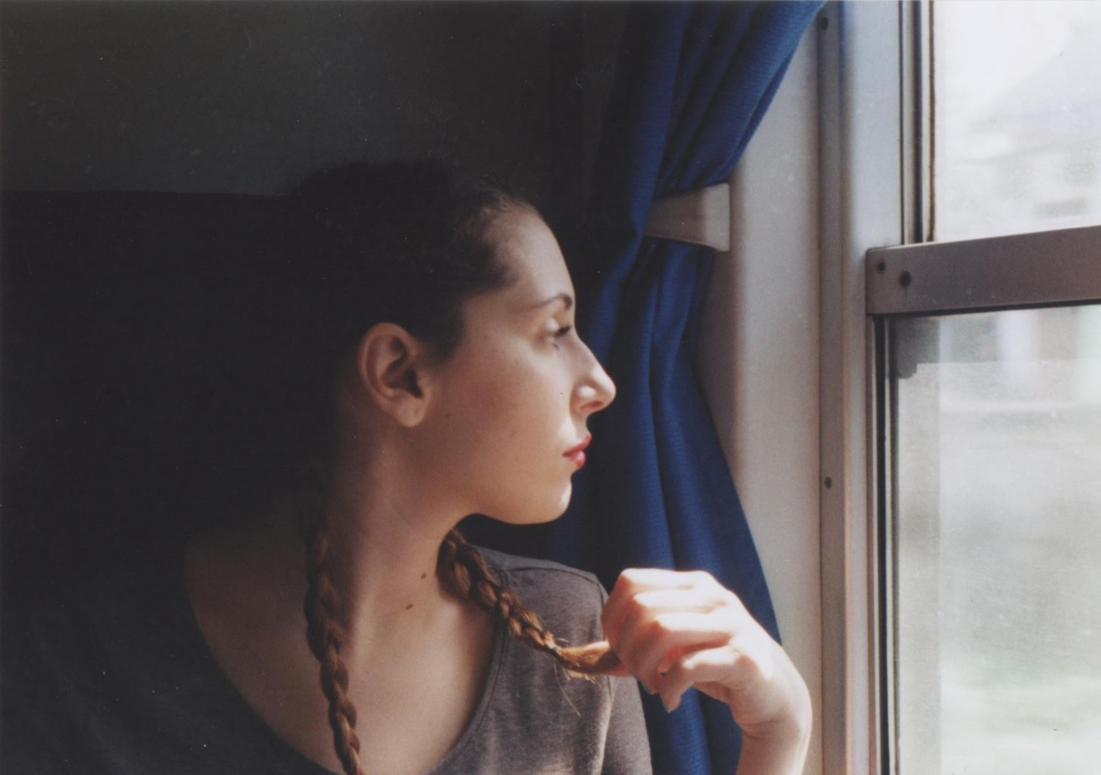 Černá, model, portrét, Červené, fotografování, vlak, šaty, rtěnka, Fotoaparát, modrý, Pletené pásy, rty, vlasy, zlato, Dovolená, emoce, Osoba, fotoaparát značky kodak, Válec, pentax, UMĚNÍ, 200, Viaggio, světlo, iso, cestovat, dívka, krása, oko, žena, ruka, mě, dovolená, mano, analogový, fotografie, film, rohlíky, obraz, fotografia, ragazza, štika, vacanze, vacanza, ISO200, 200iso, Viso, Capelli, trecce, analogový, pentaxme, filmy, copánek, focení, interakce, analogica, Asahi, treno, Pensieri, Tenda, tendina, fotocamera, rullino, rullini