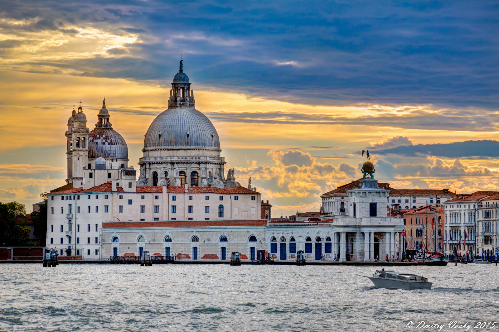 ciel, point de repère, voie navigable, nuage, réflexion, ville, attraction touristique, eau, soir, Matin, bâtiment, jour, crépuscule, château, Tourisme, horizon, le coucher du soleil, Paysage urbain, métropole, mer, palais, la tour, façade, place, Horizon