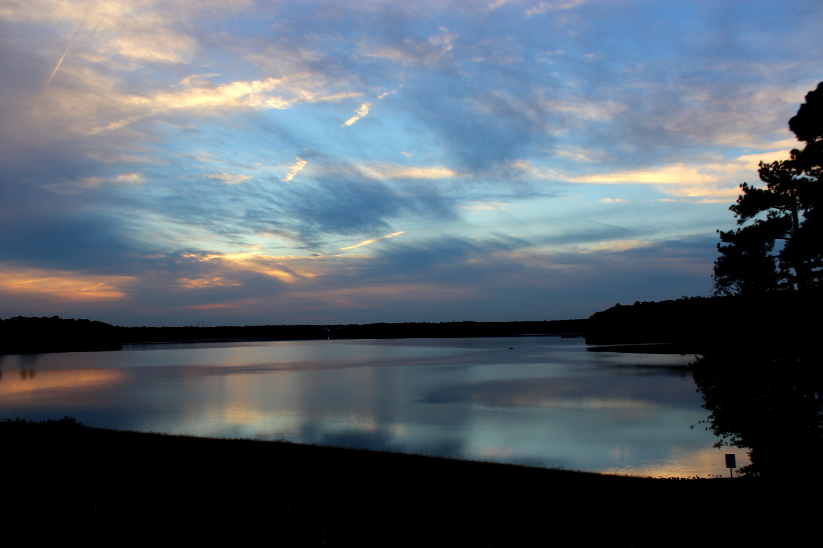 slunečnímu záření, malování, západ slunce, moře, jezero, Příroda, odraz, nebe, svítání, večer, ráno, řeka, slunce, horizont, soumrak, mrak, den, svítání, odrazy, pwpartlycloudy, nádrž, Severní Karolina, lakecrabtree, jezero, odlesk, tělo z vody, meteorologický jev, polojasno, researchtriangleparknc