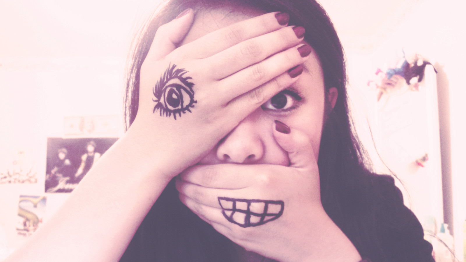 øjenbryn, ansigt, lilla, læbe, skønhed, hånd, finger, skulder, kind, violet, pige, pande, søm, arm, øje, smil, samling, mund, sort hår, temporary tattoo, øjenvipper, fedt nok, øre, hals, brunt hår, kæbe