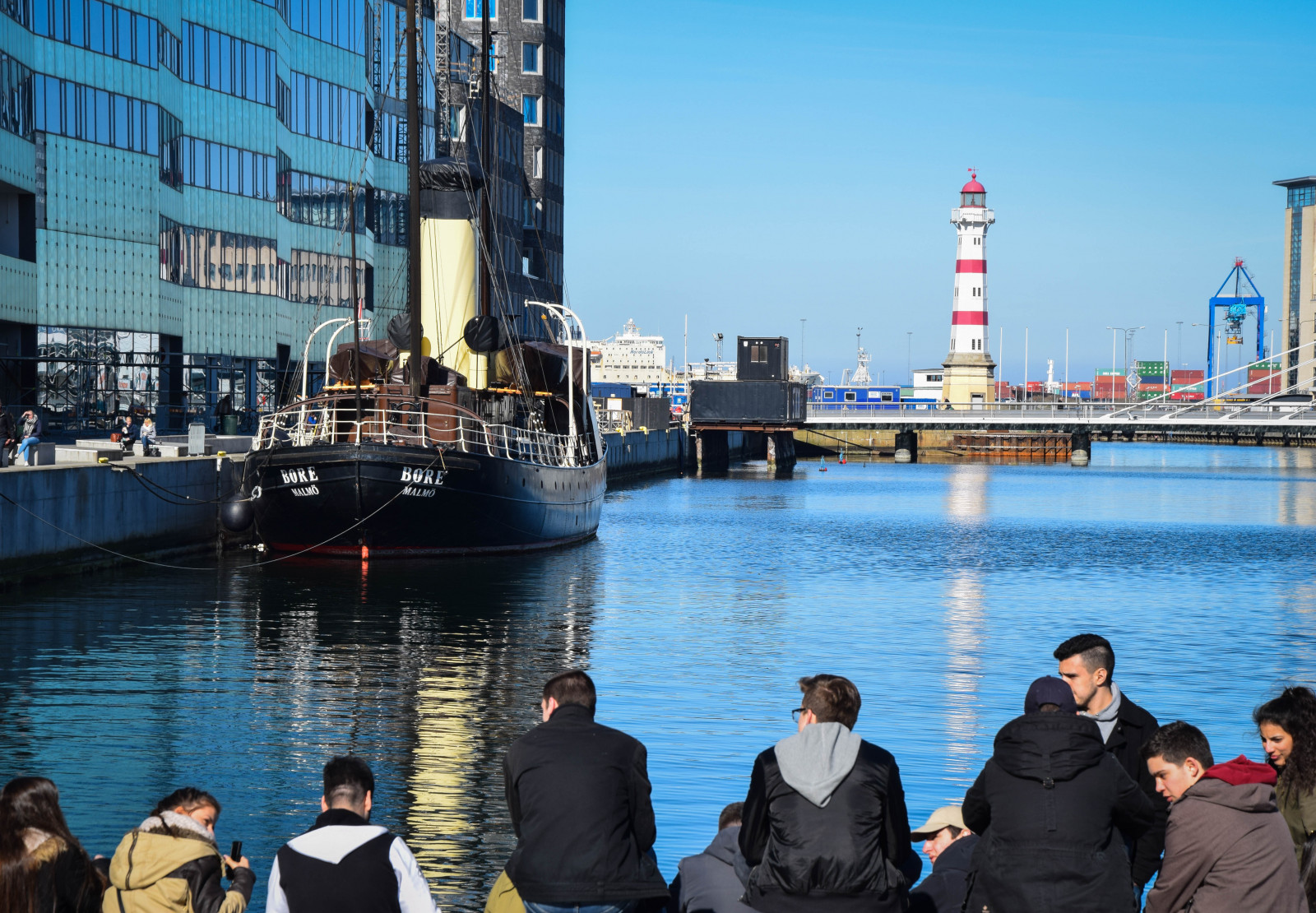 lidé, loď, moře, voda, odraz, nebe, vozidlo, Cestovní ruch, most, přístav, Švédsko, infrastruktura, Sverige, venkovní, sk nel n, se, spegling, b t, Bývalá, Malmo, přístav, m nniskor, annalindhsplats, plavidlo