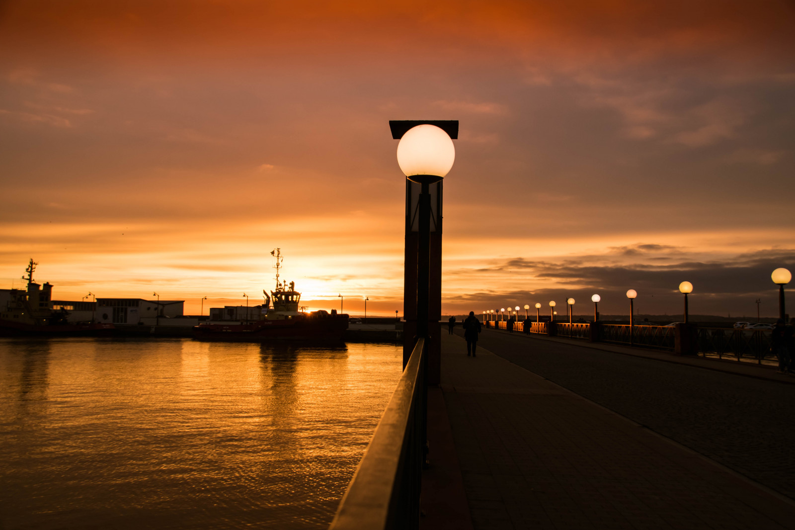 slunečnímu záření, lidé, západ slunce, moře, město, panoráma města, noc, architektura, voda, Příroda, odraz, nebe, silueta, svítání, panoráma, večer, ráno, věž, pobřeží, horizont, molo, Švédsko, soumrak, Sverige, světlo, mrak, strom, svítání, venkovní, osvětlení, lodě, řetěz, sk nel n, se, nebe, resund, solnedg ng, siluett, helsingborg, kvickbron, parapeten, siluette, odlesk