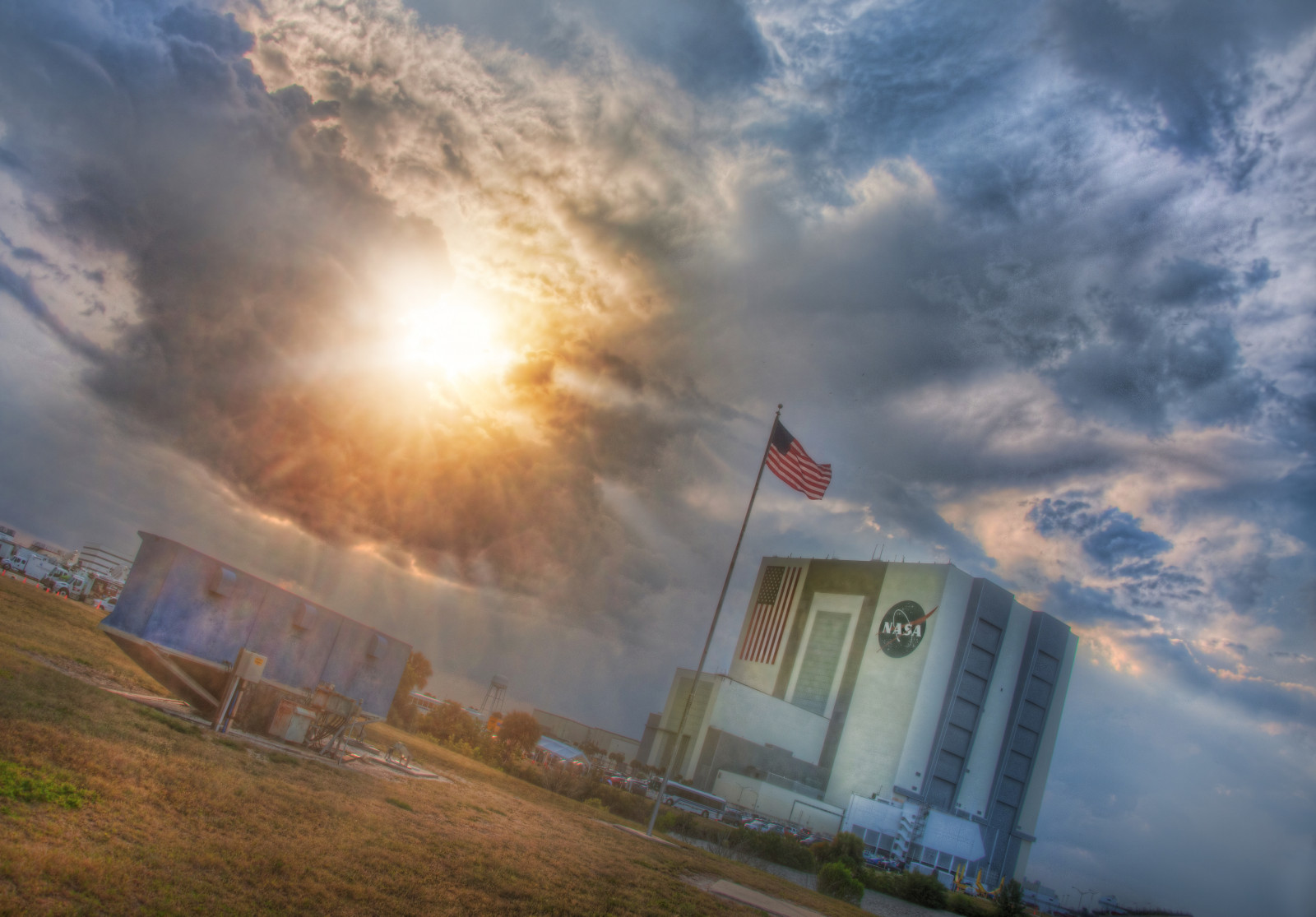 himmel, Sky, atmosfære, morgen, sollys, atmosfære af jord, horisont, dagtimerne, daggry, fænomen, aften, meteorologisk fænomen, landdistrikt, landskab, træ, bakke, græs, solopgang, solnedgang, vind, computer tapet, cumulus, Mark, Sol, bjerg