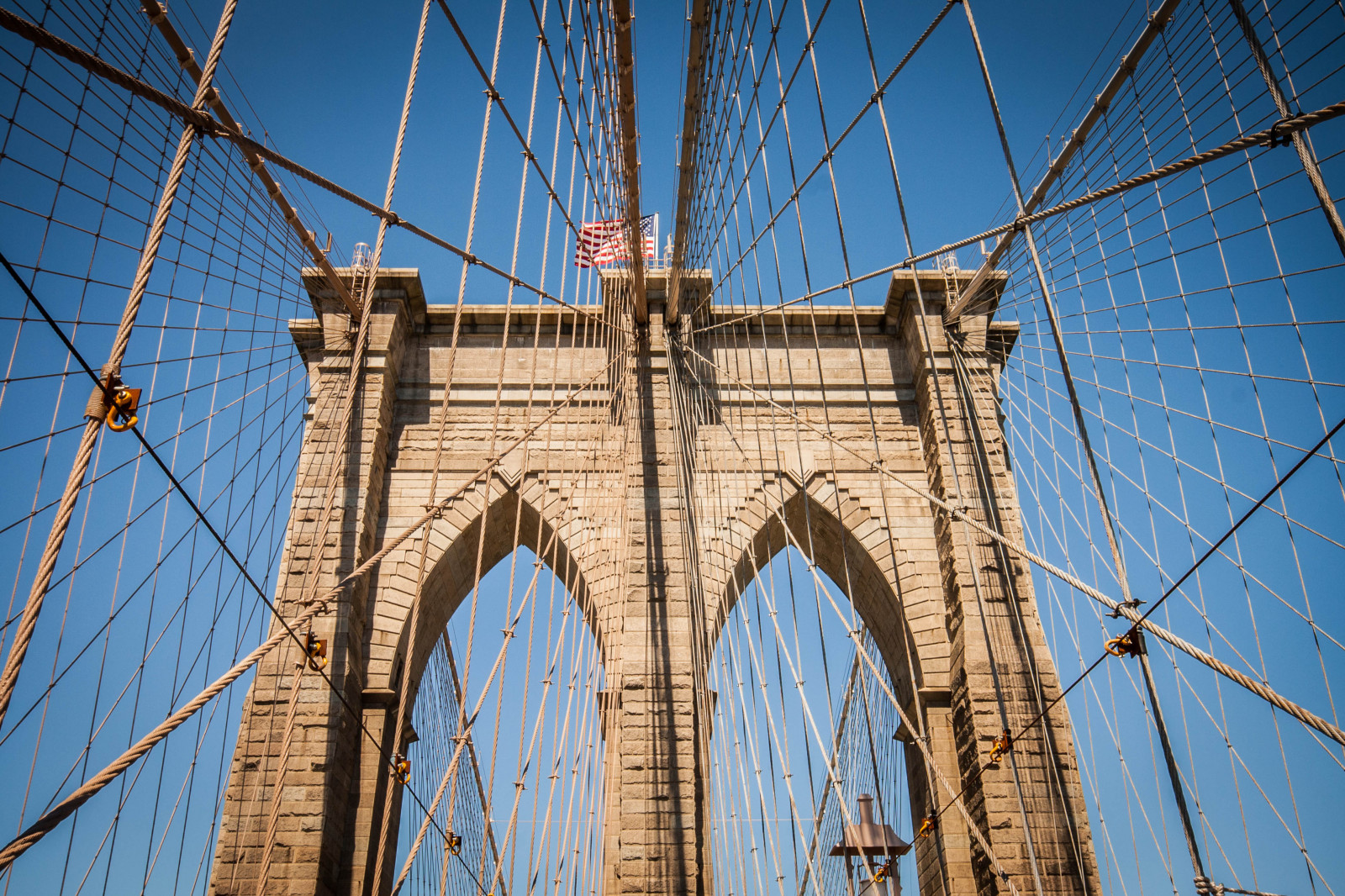 città, strada, architettura, costruzione, cielo, legna, simmetria, bandiera, ponte, Stati Uniti d'America, arco, ponte sospeso, metropoli, struttura, New York, cielo, ponte di Brooklyn, linea, suola, punto di riferimento, Ponte, giorno, facciata, area urbana, fornitura elettrica, bandiera, ponte strallato, fixed link, public utility