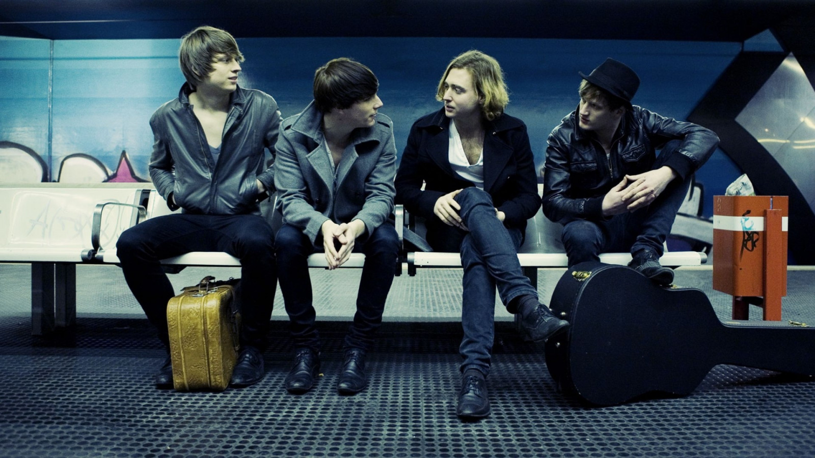 Wallpaper sitting, band, fun, clothes, wait, computer wallpaper